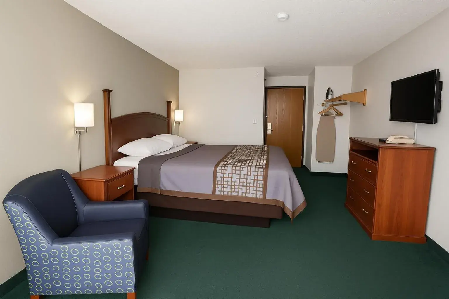 View (from property/room), Bed in Rodeway Inn Milaca View (from property/room), Bed in Rodeway Inn Milaca