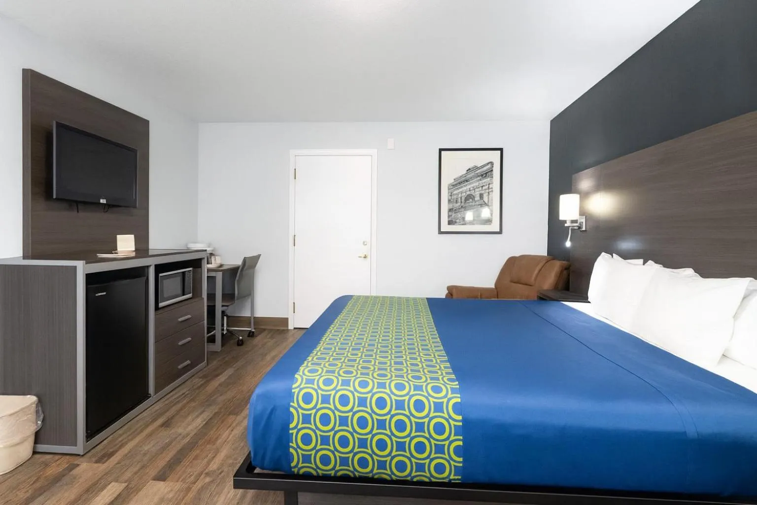 View (from property/room), Bed in Rodeway Inn Milaca