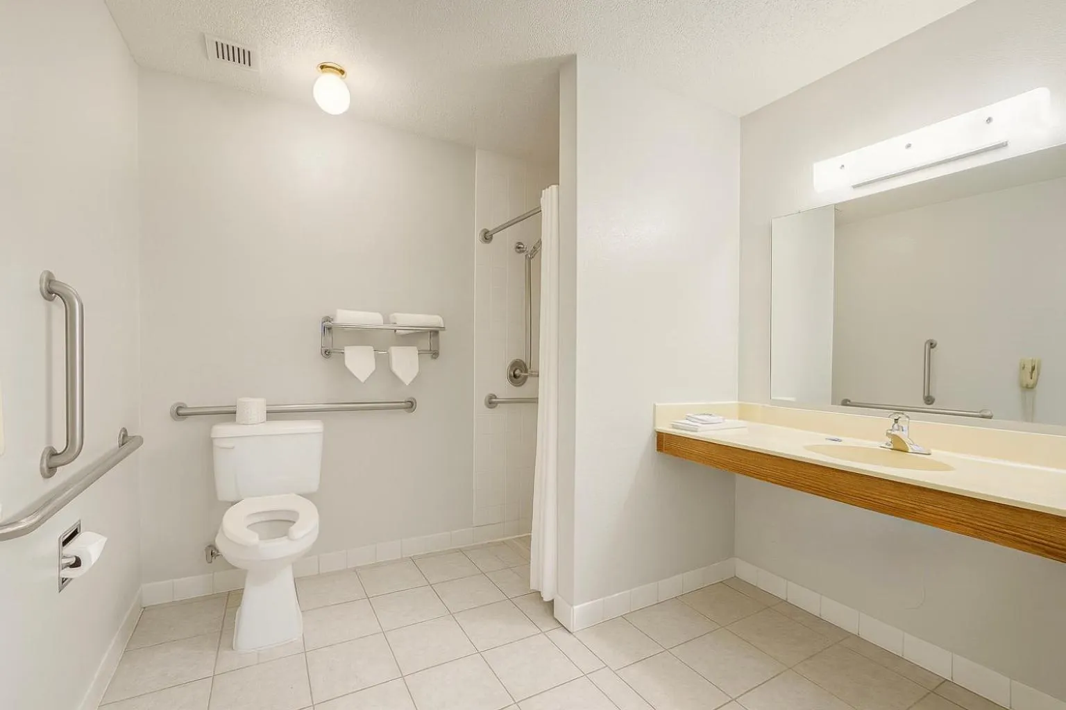 Bathroom in Rodeway Inn Milaca