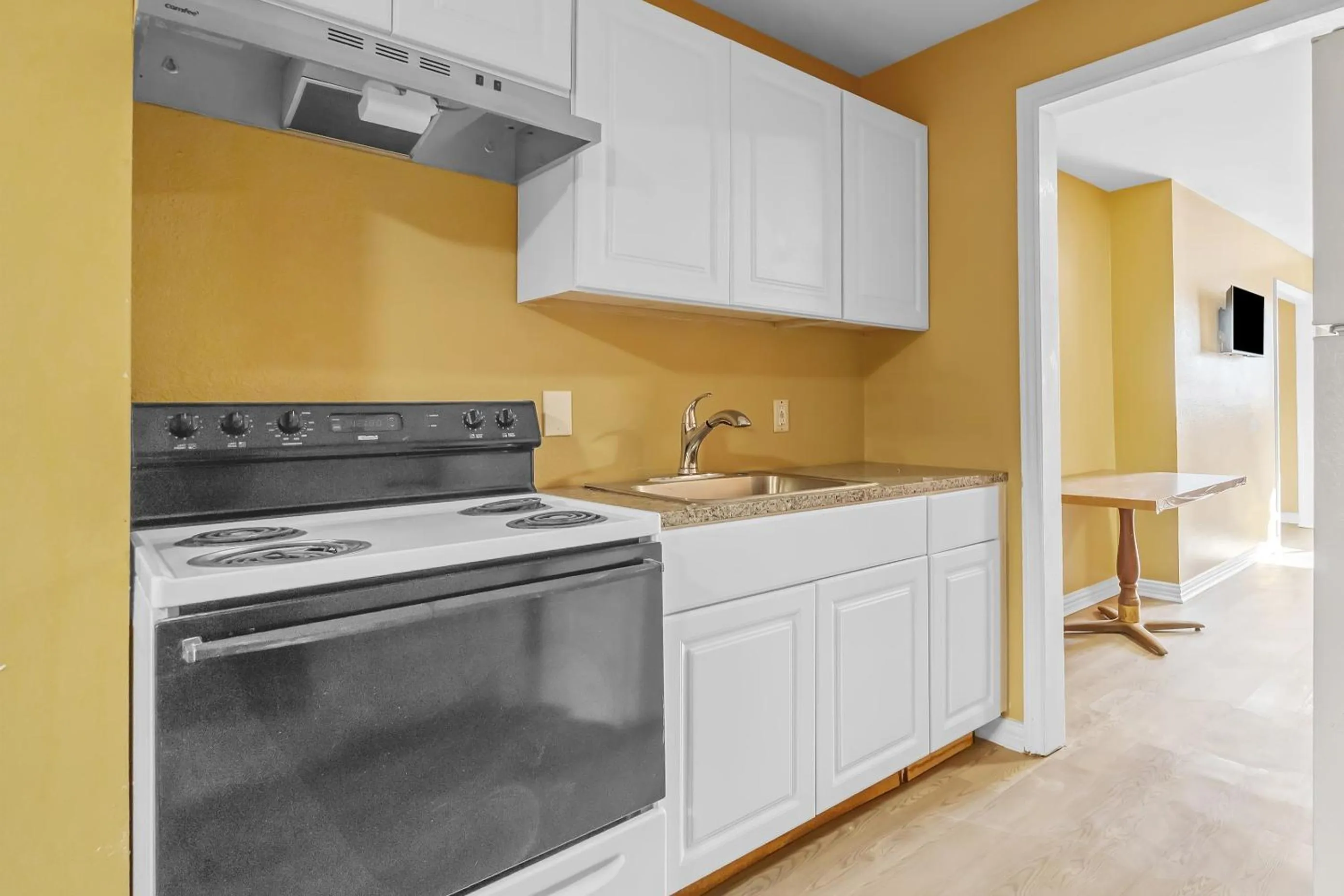 Kitchen or kitchenette in Relax Motel Grand Prairie Dallas I 30