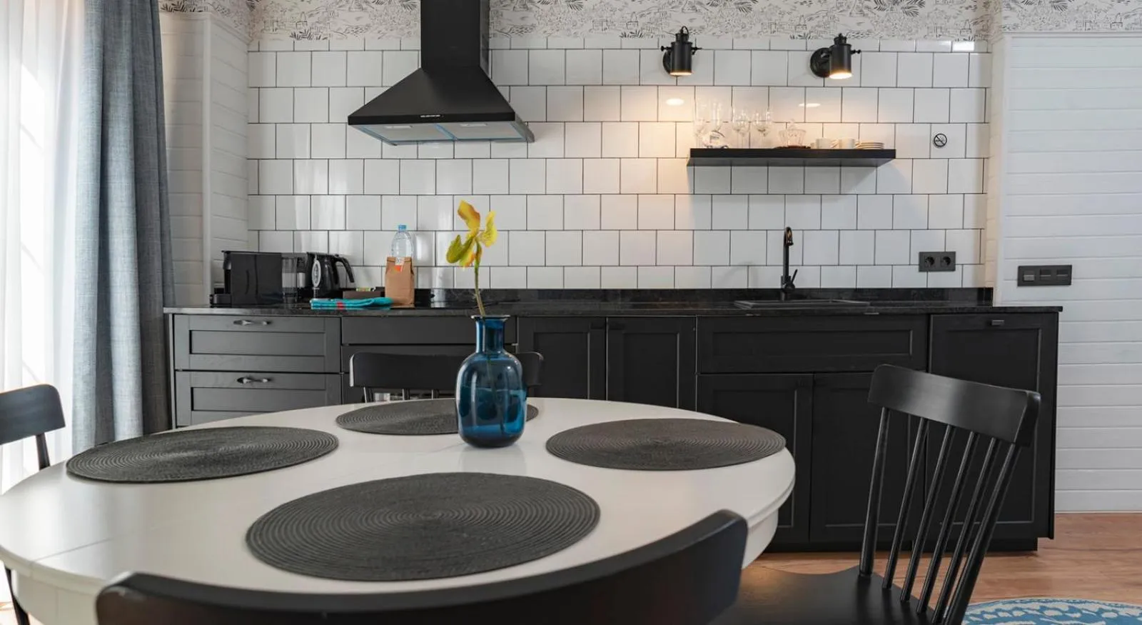 "Breeze" Aparthotel by Parrot`s House