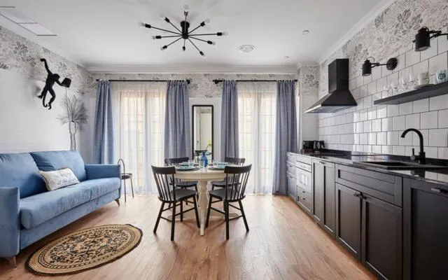 "Breeze" Aparthotel by Parrot`s House