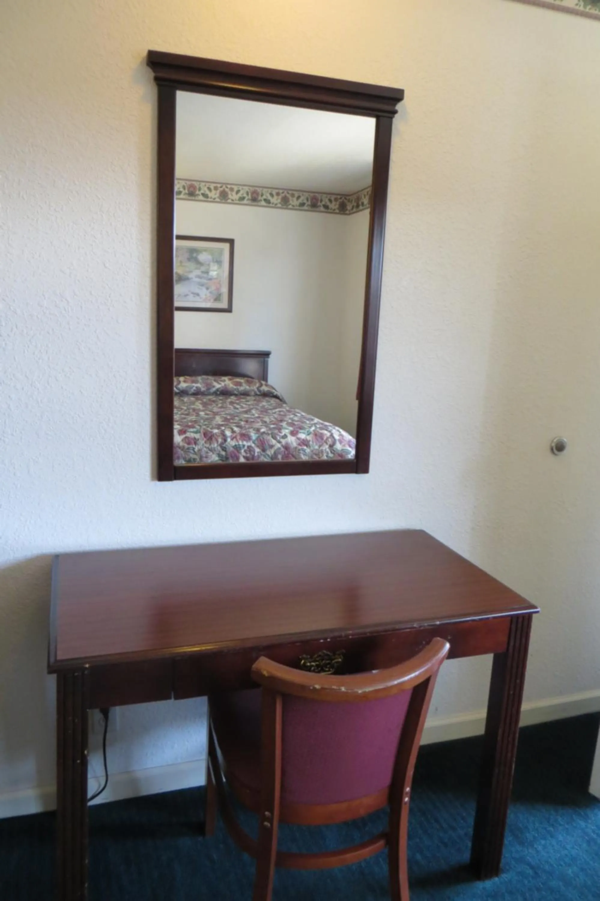Seating area, Bed in Capri Motel