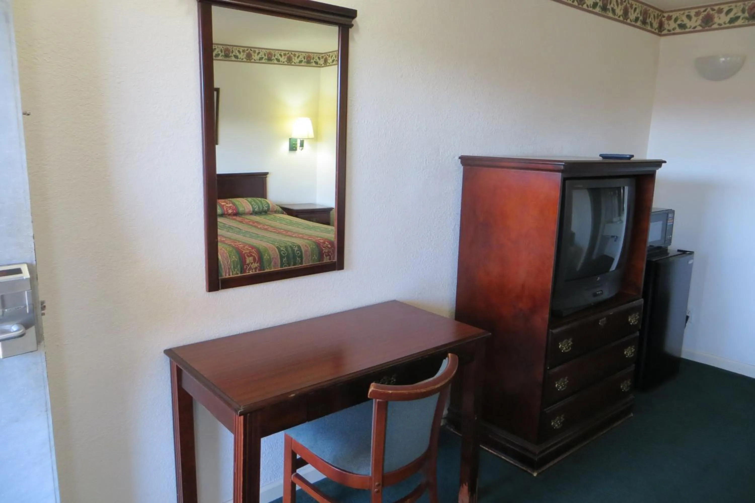 Seating area, Bed in Capri Motel