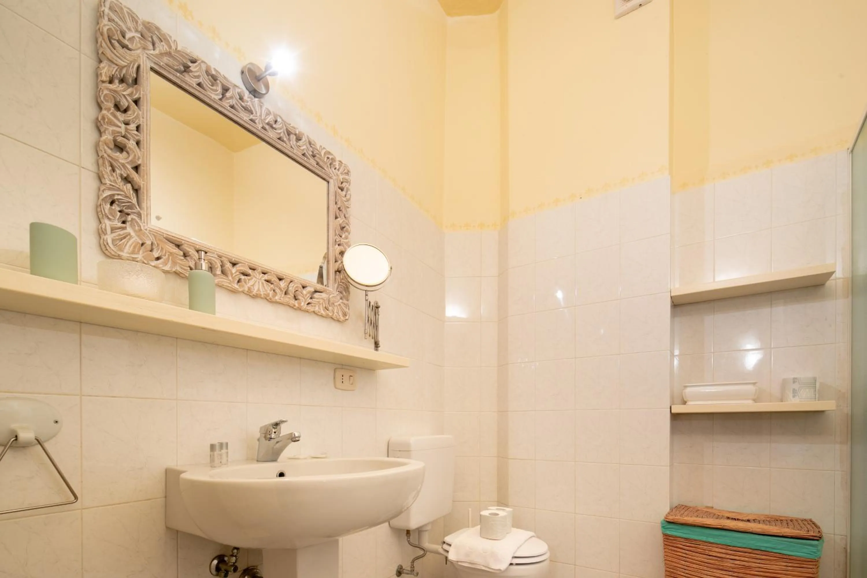 Bathroom in Romantic Pitti by Mmega