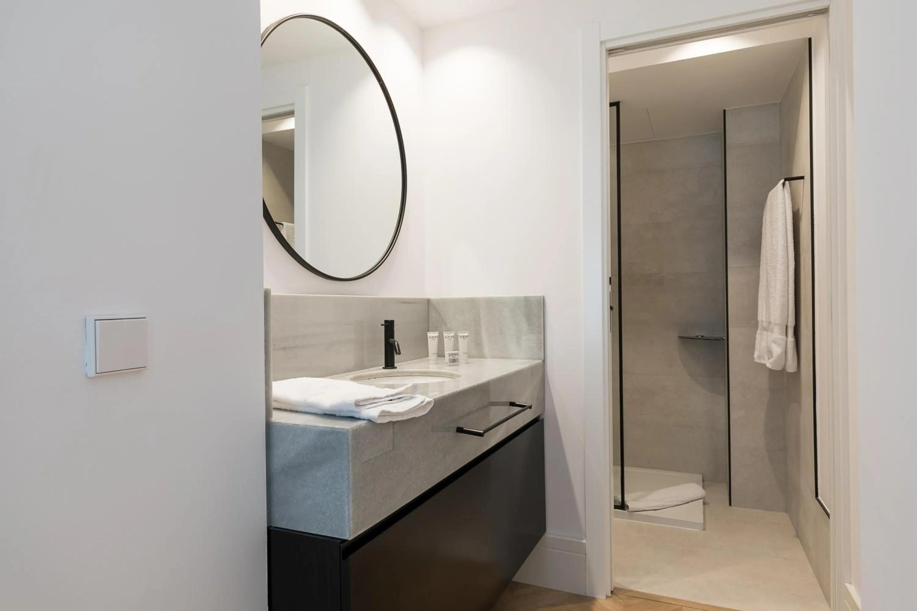 Shower in Feelathome Waldorf Suites Apartments