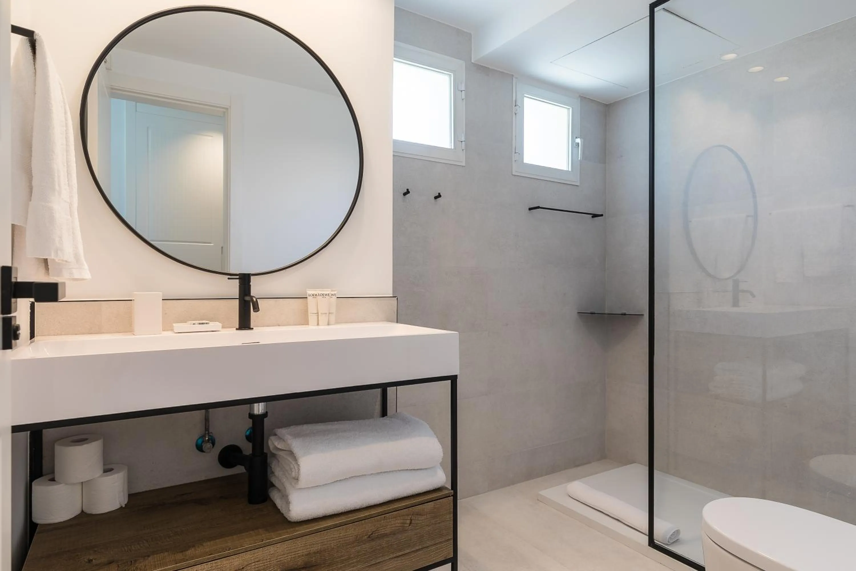 Toilet in Feelathome Waldorf Suites Apartments