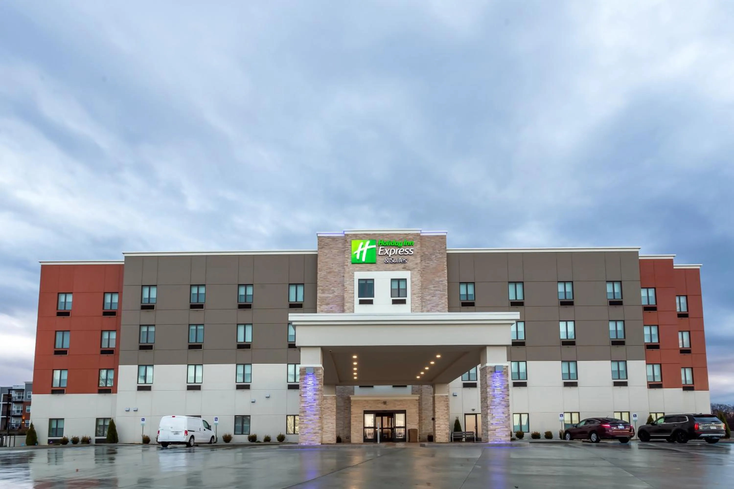 Property building in Holiday Inn Express & Suites - Columbus - Worthington by IHG