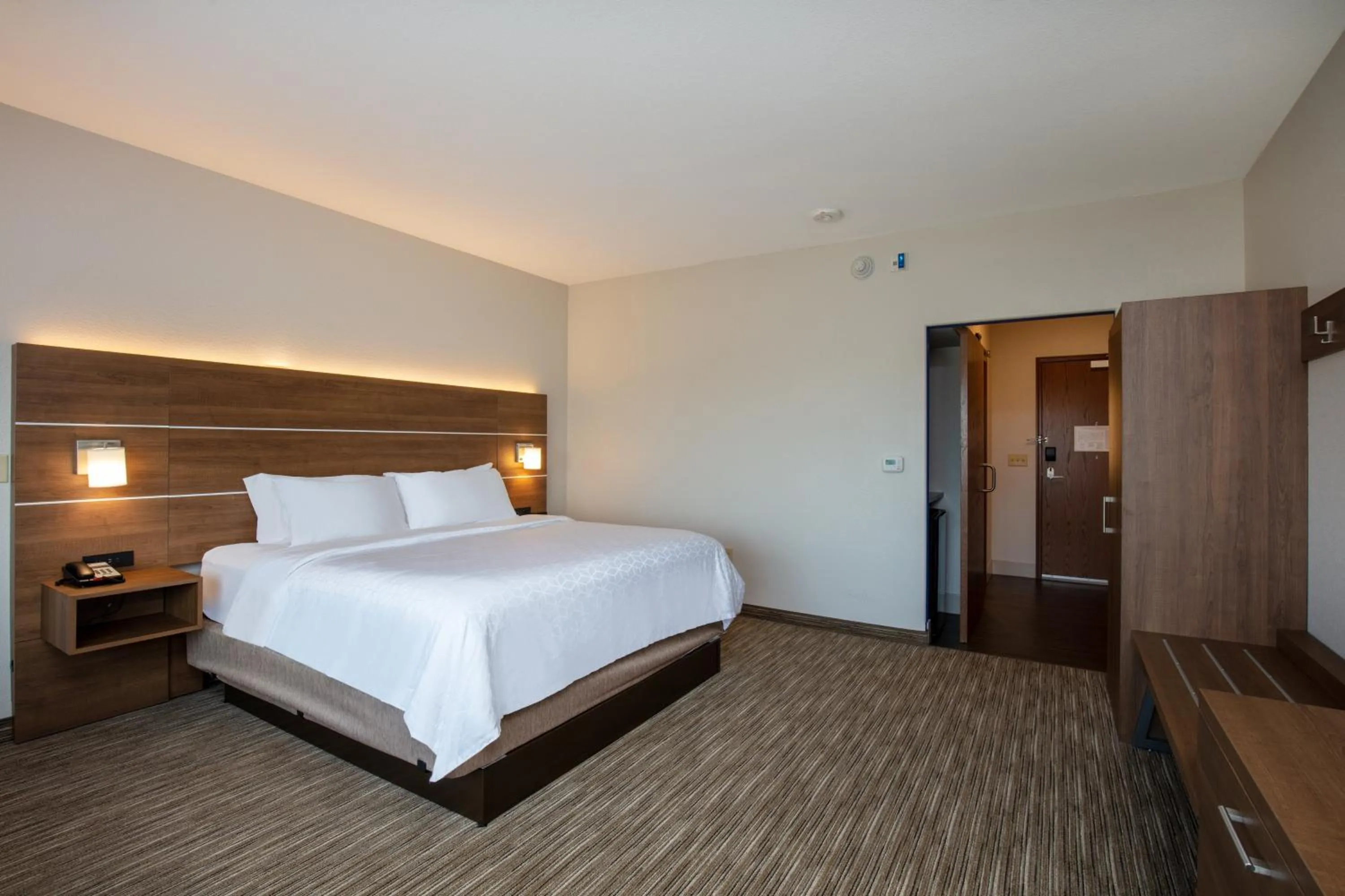 Photo of the whole room, Bed in Holiday Inn Express & Suites - Beloit by IHG