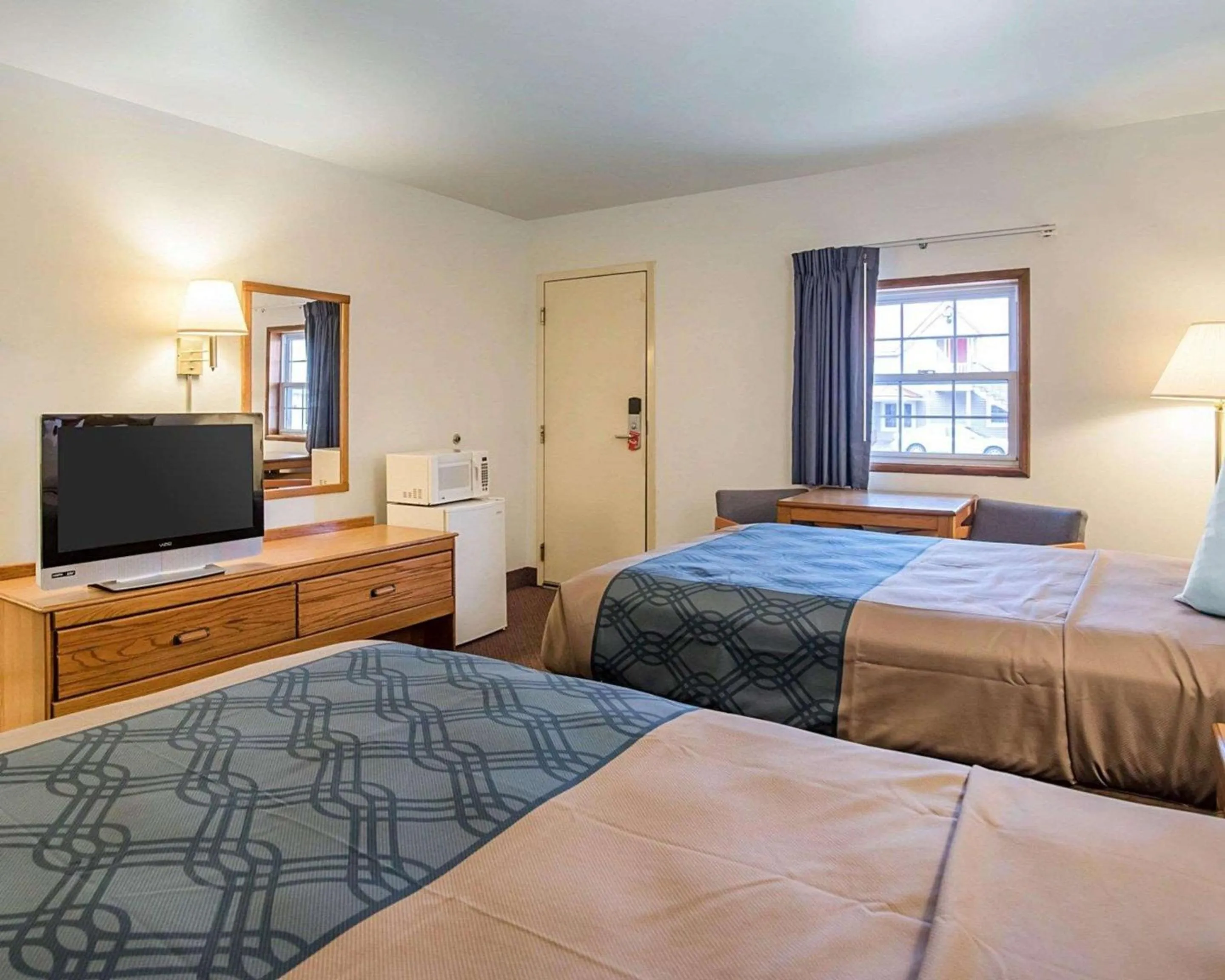 Photo of the whole room in Econo Lodge