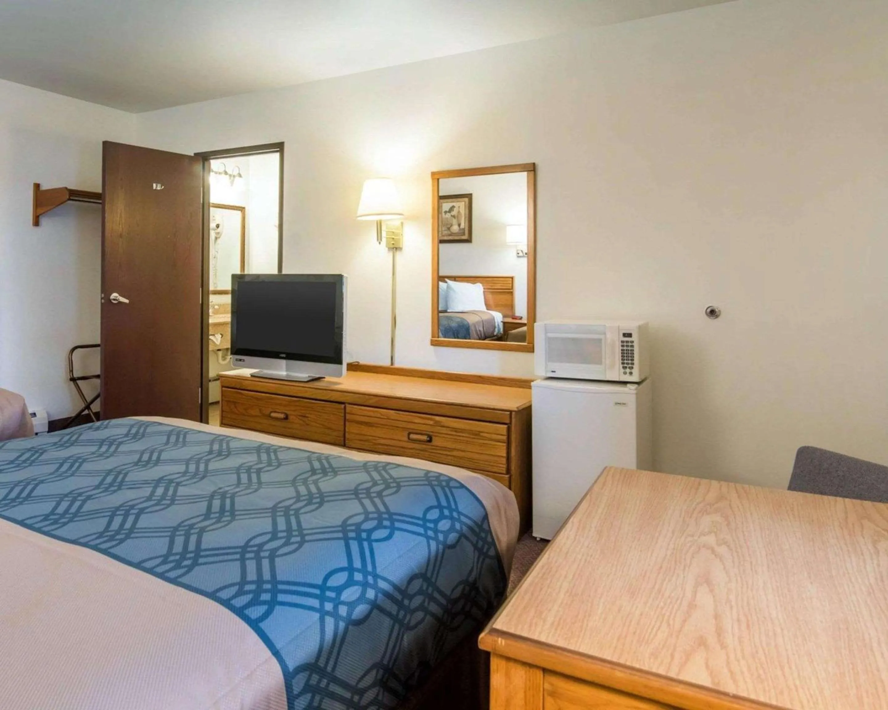 Photo of the whole room in Econo Lodge