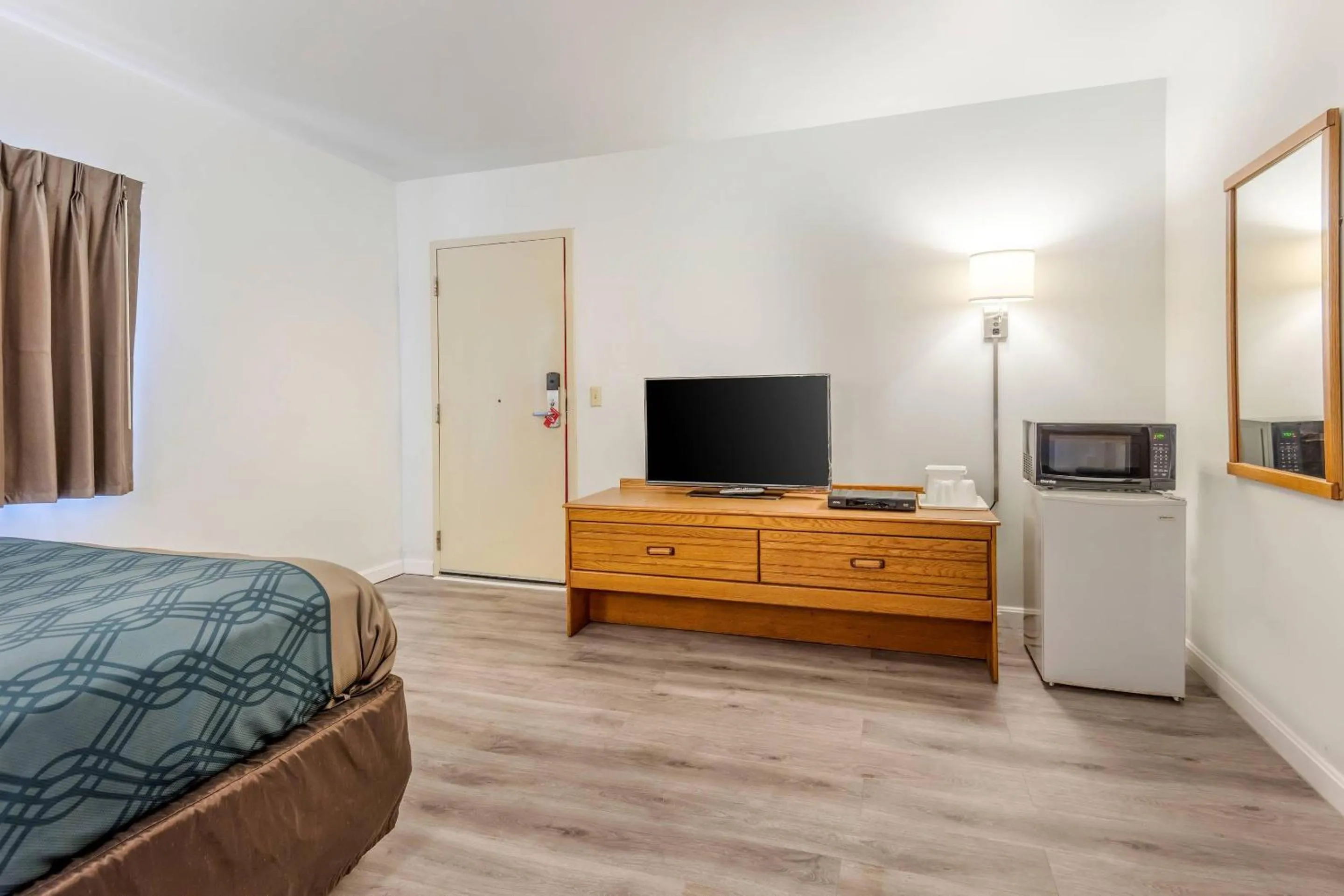 Bedroom, Bed in Econo Lodge Saint Albans