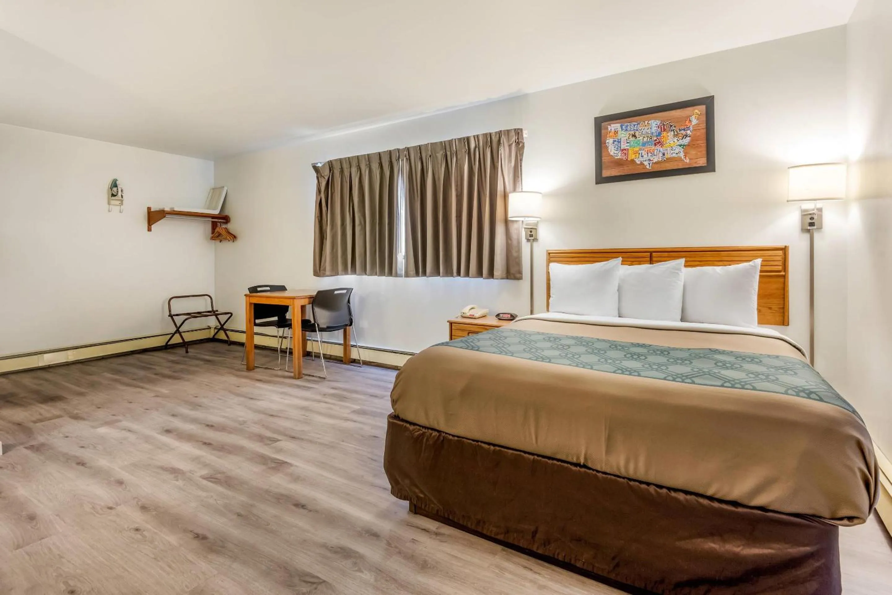 Bedroom, Bed in Econo Lodge Saint Albans