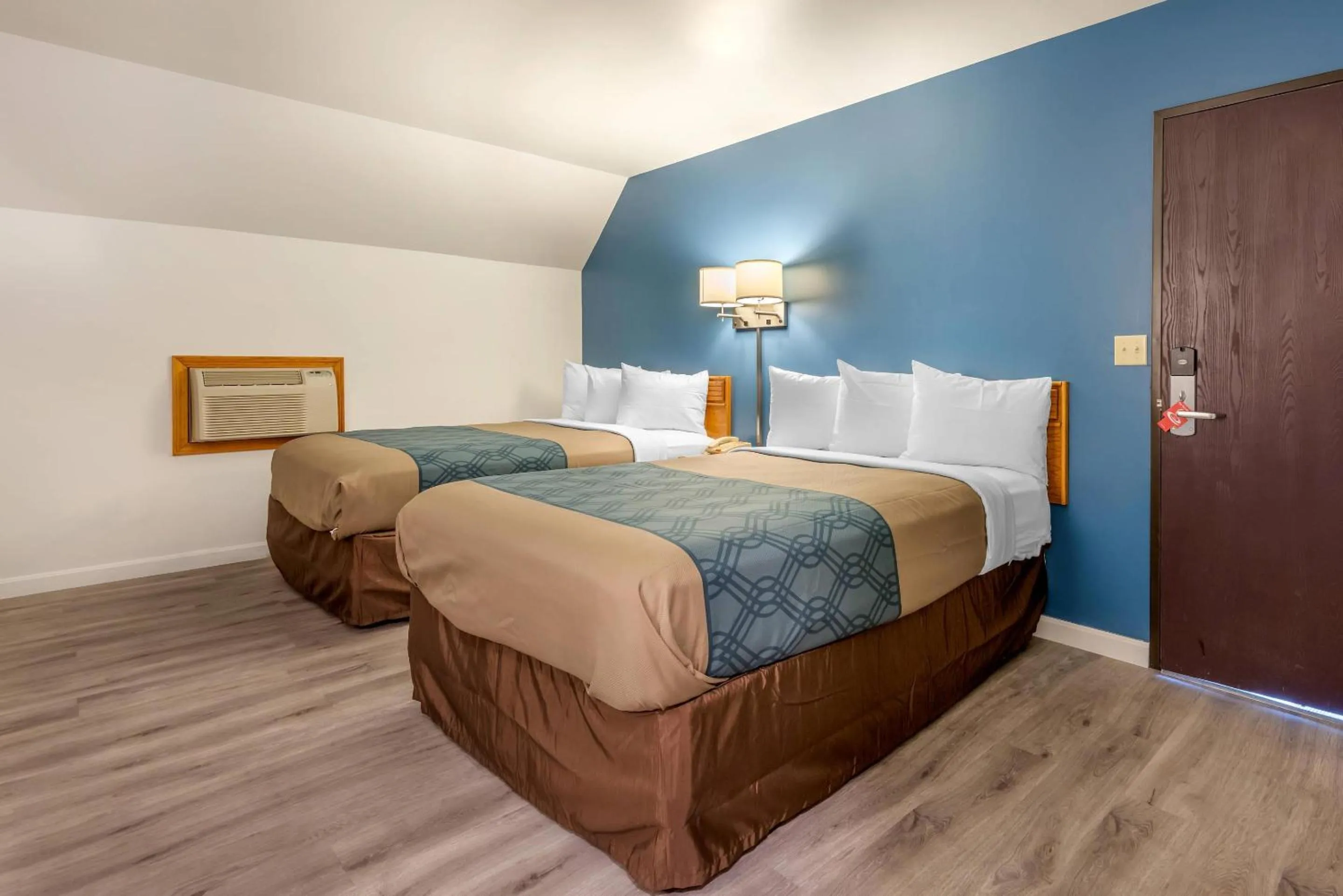 Bedroom, Bed in Econo Lodge Saint Albans