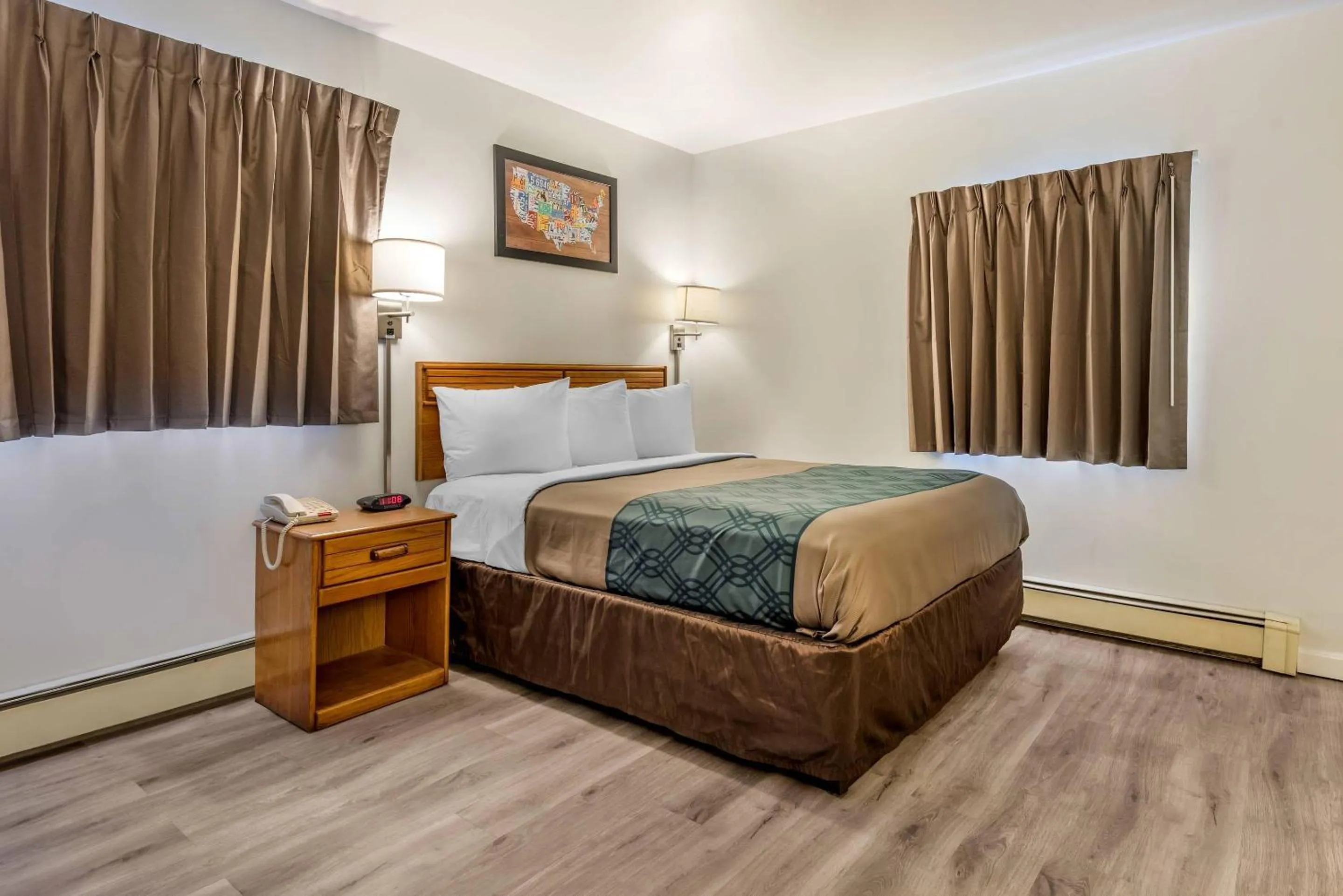 Bedroom, Bed in Econo Lodge Saint Albans