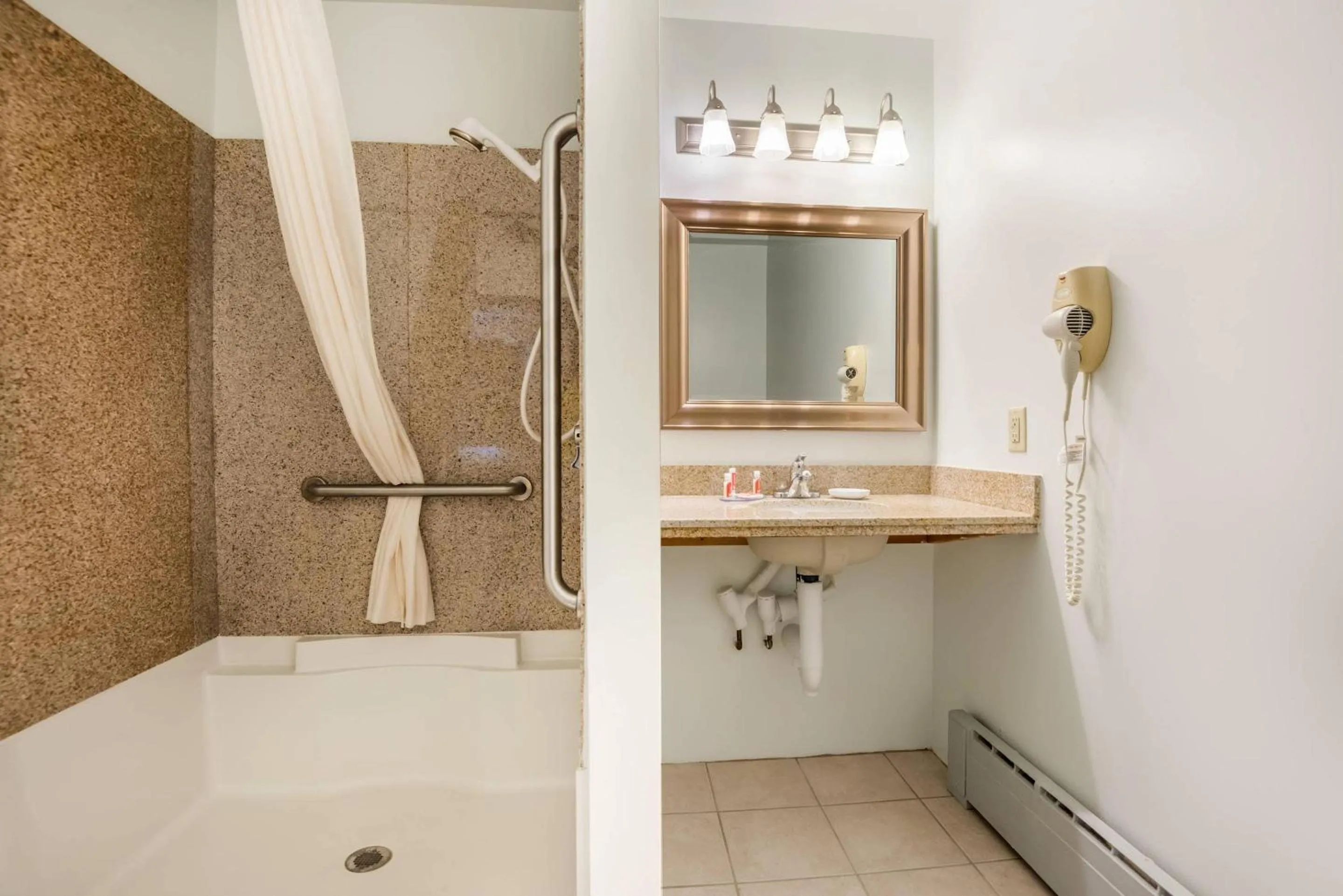 Bedroom in Econo Lodge Saint Albans