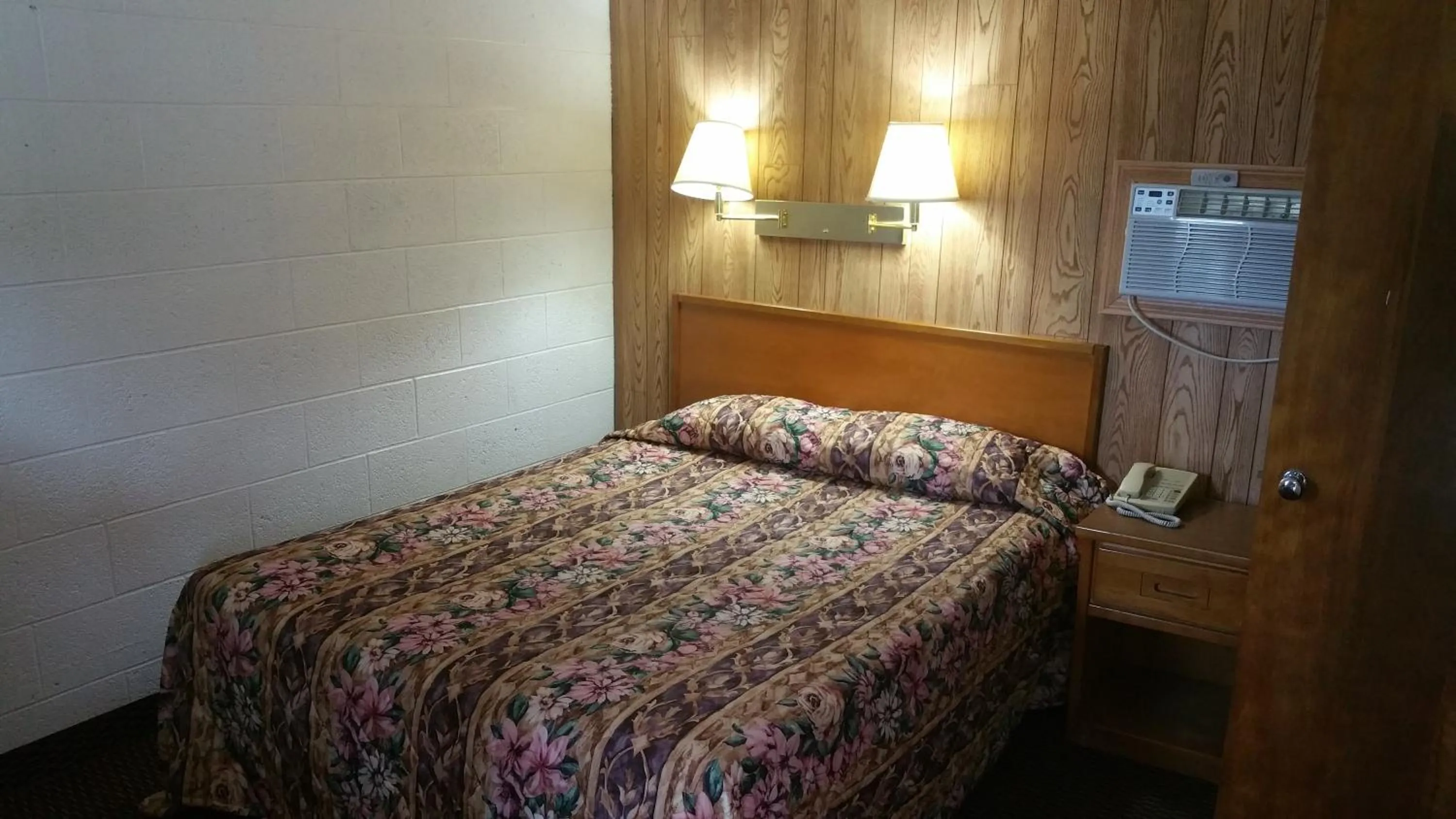 Bed in Sun N Snow Hotel