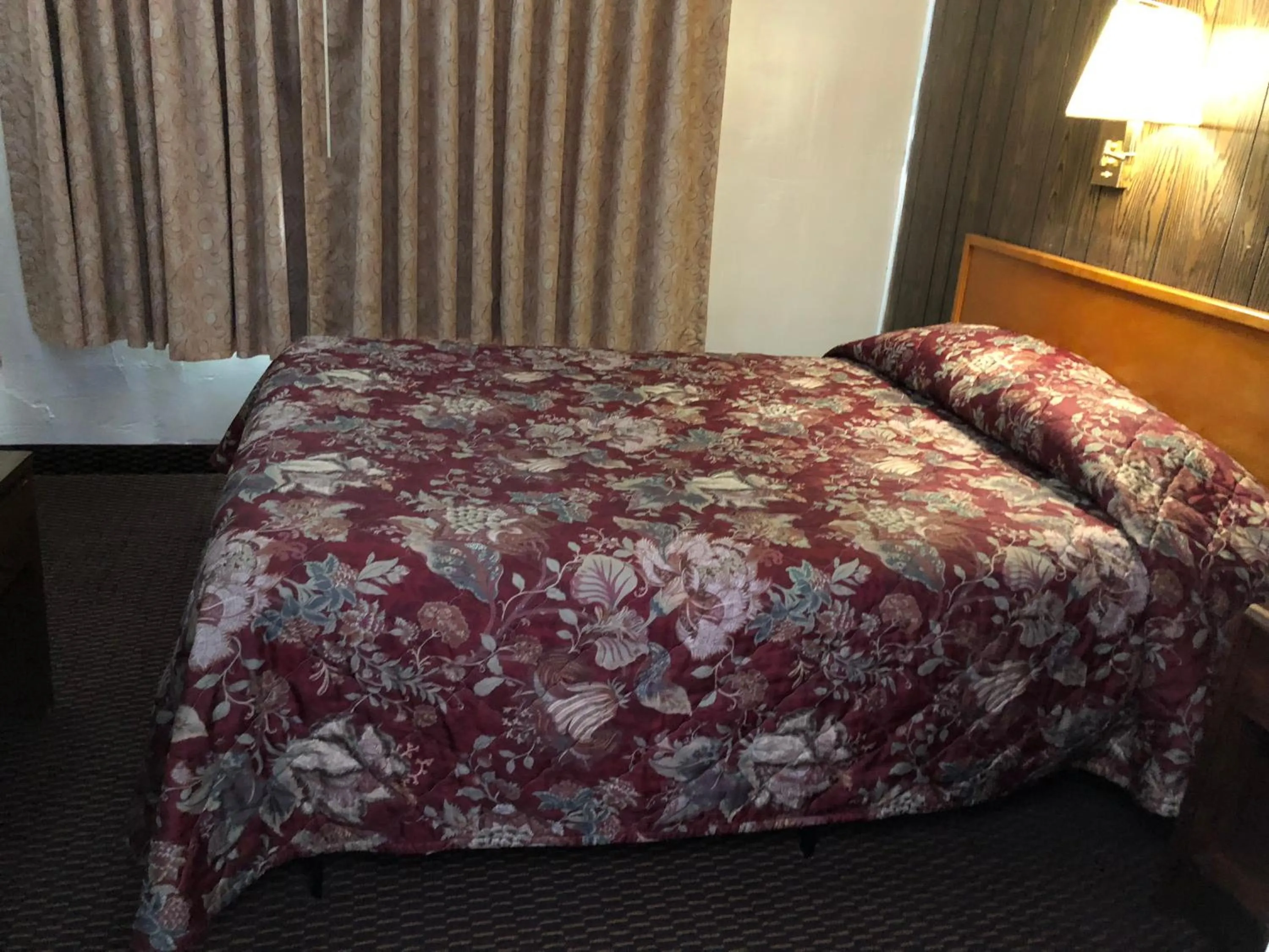 Bed in Sun N Snow Hotel