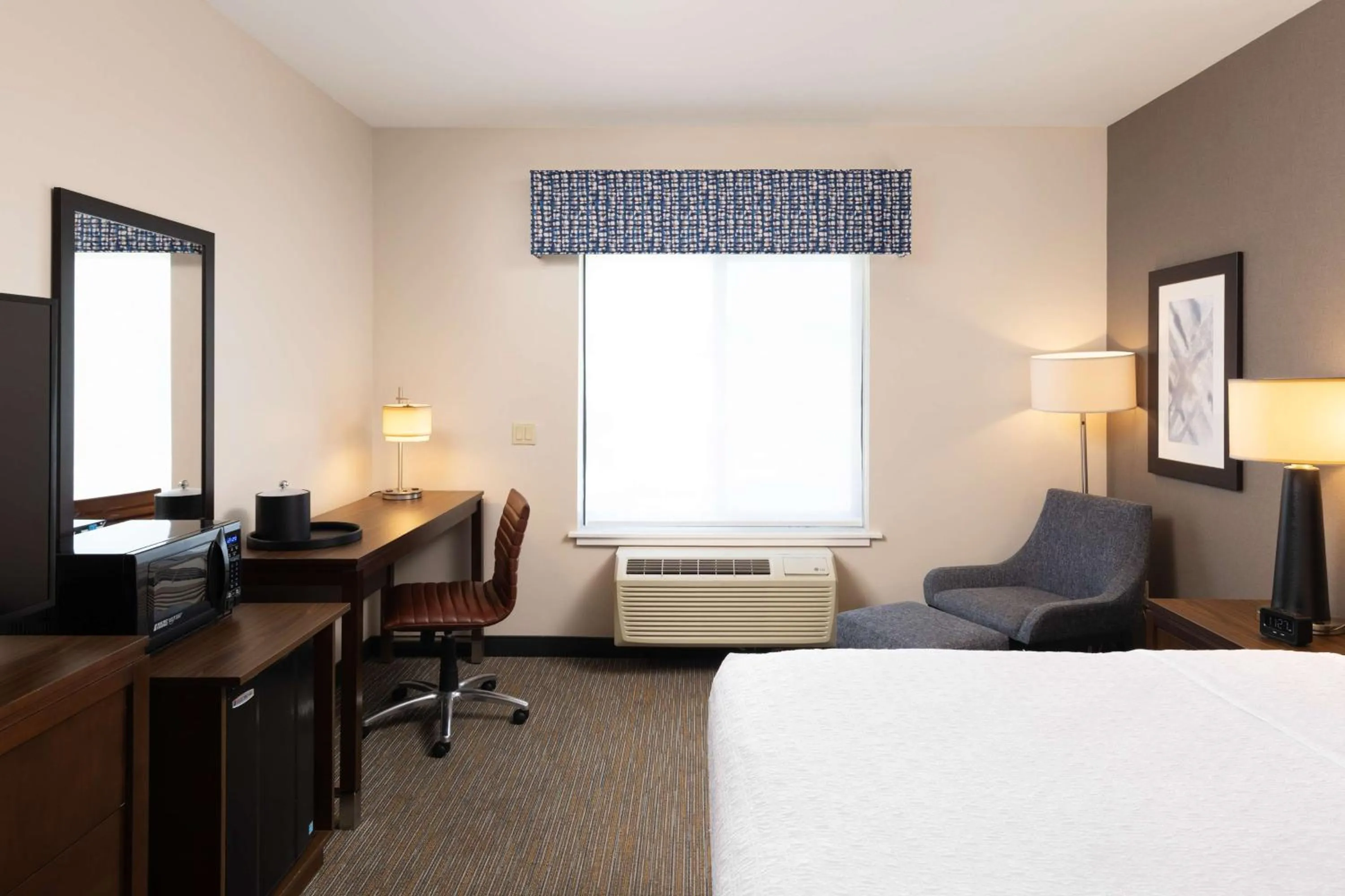 Photo of the whole room, Bed in Hampton Inn San Jose Cherry Ave, CA