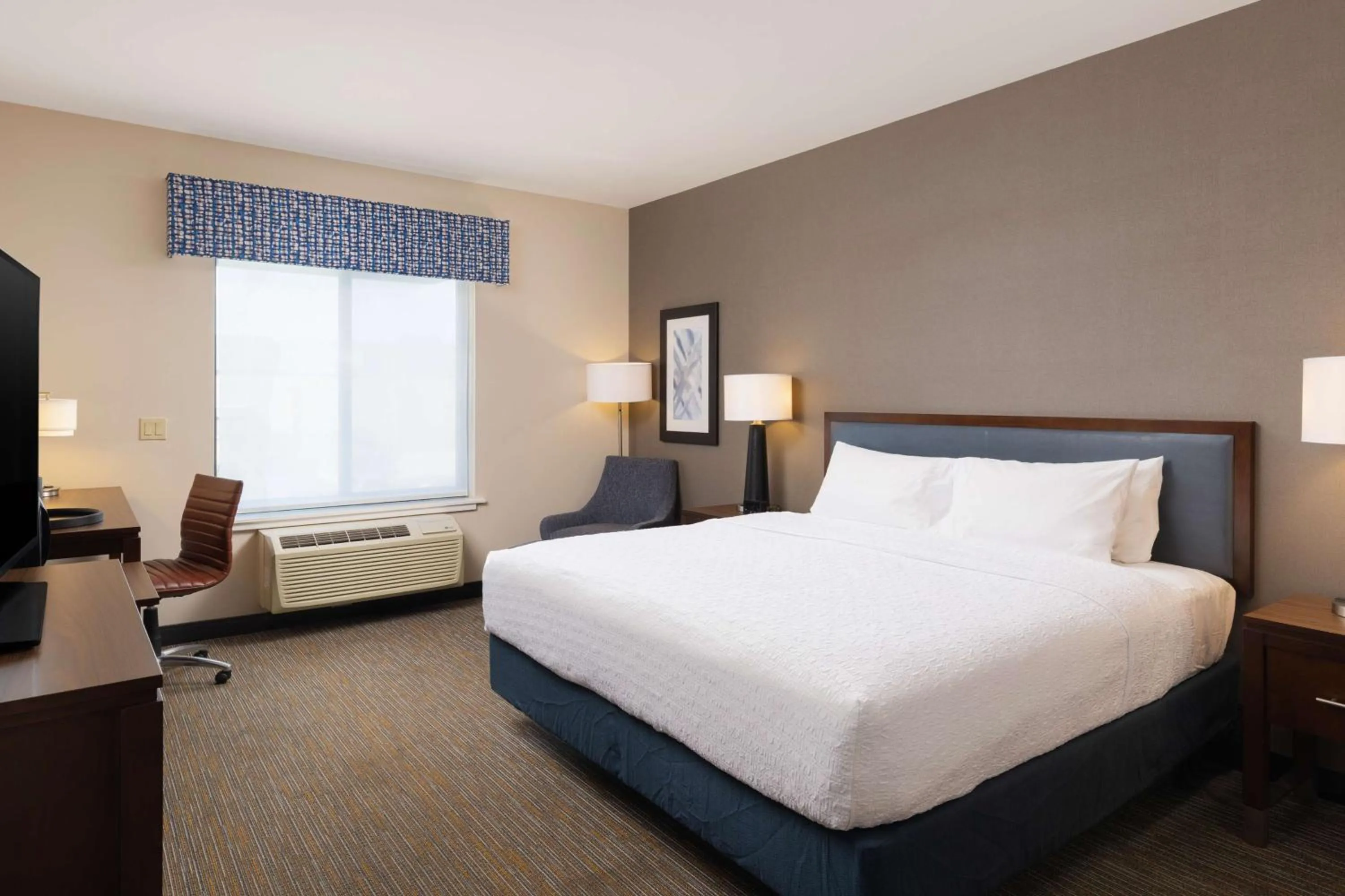 Bed in Hampton Inn San Jose Cherry Ave, CA