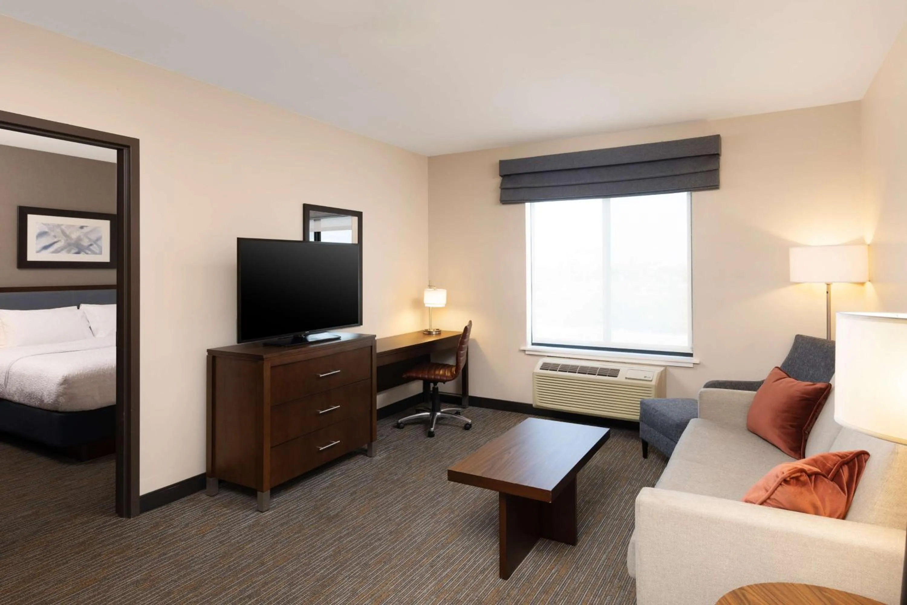 Living room, Bed in Hampton Inn San Jose Cherry Ave, CA