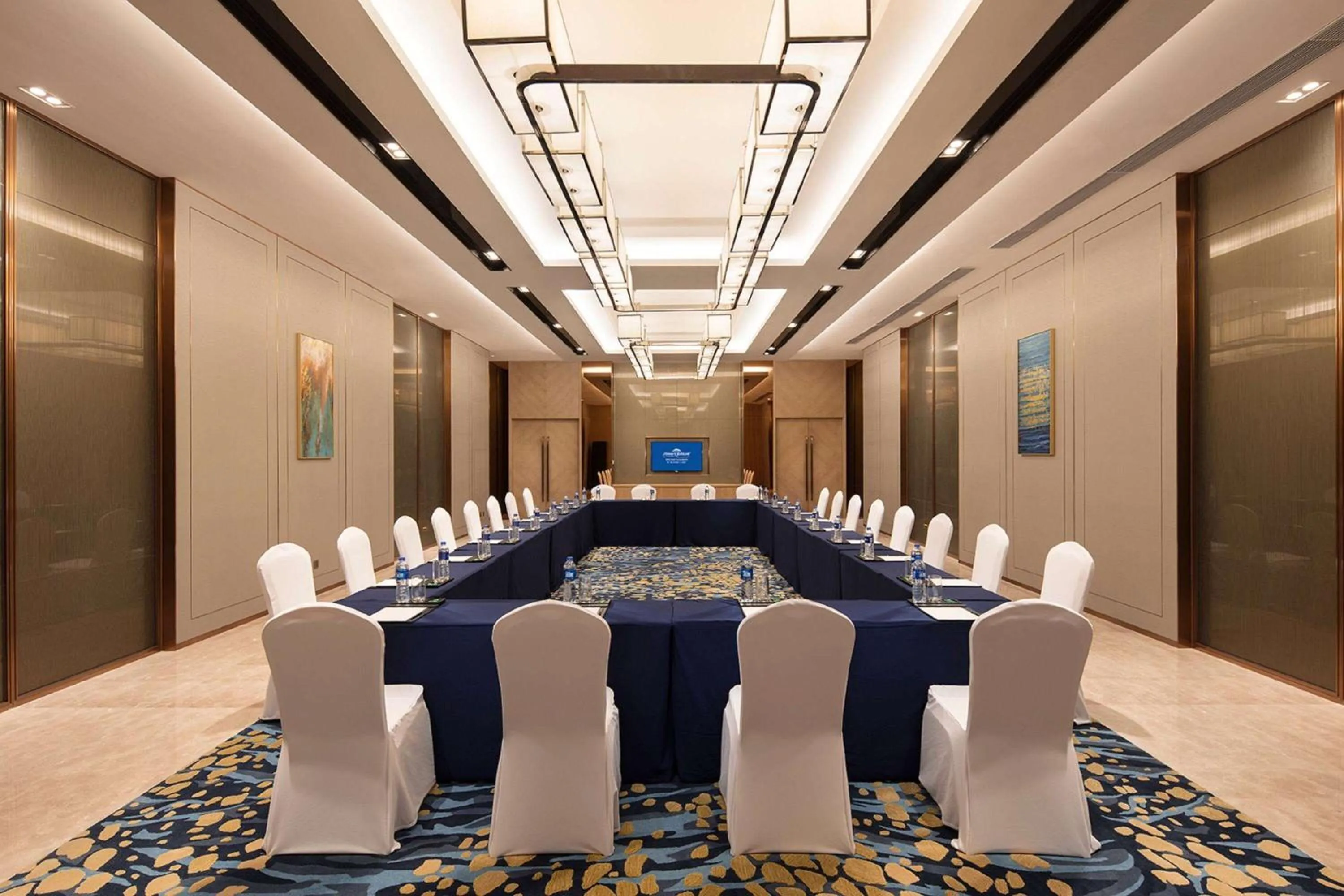 Meeting/conference room in Howard Johnson by Wyndham Jimei Lake Plaza Xiamen