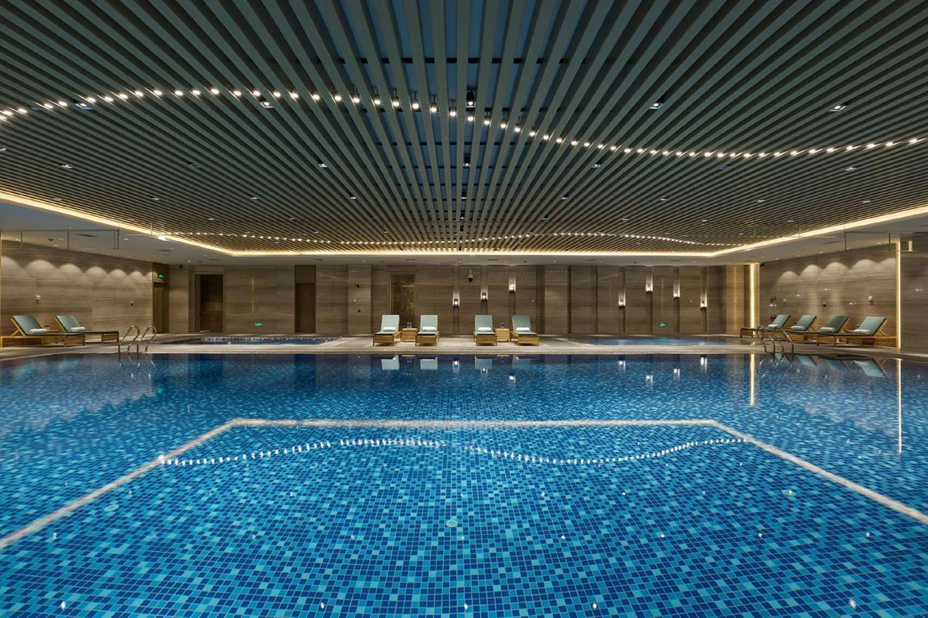 Swimming pool in Howard Johnson by Wyndham Jimei Lake Plaza Xiamen
