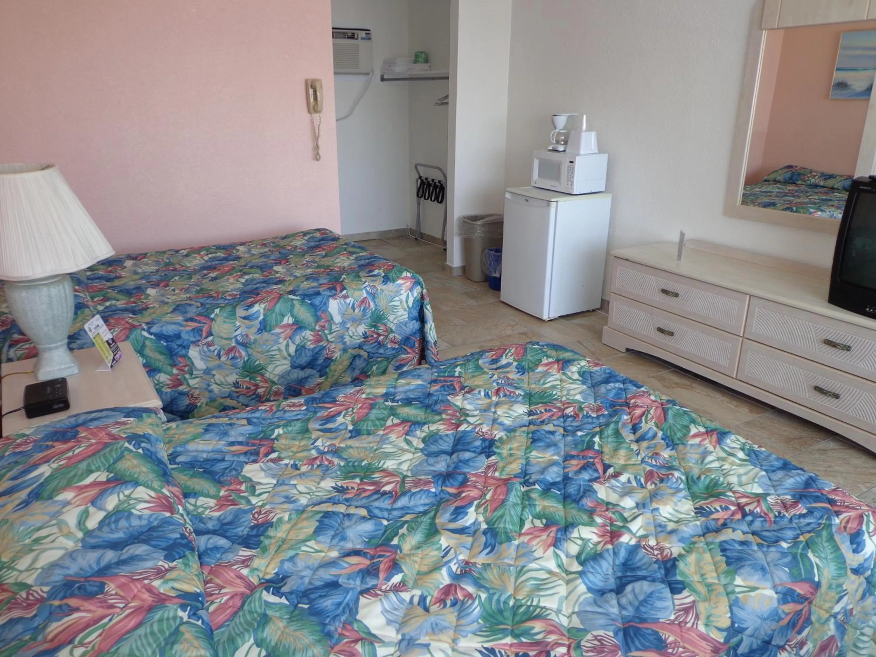 Photo of the whole room, Bed in Quarterdeck Motel