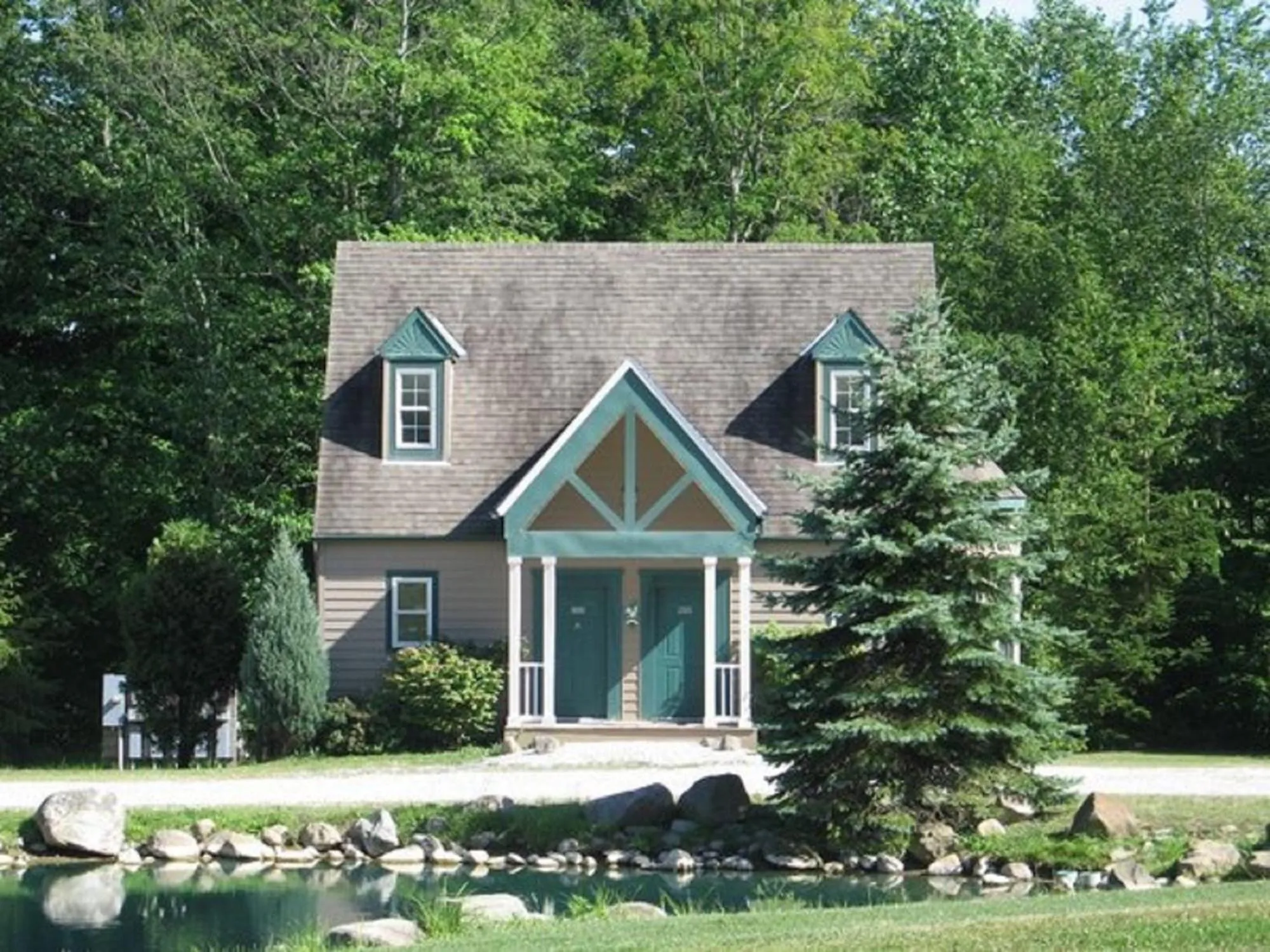 Spruce Hill Inn & Cottages