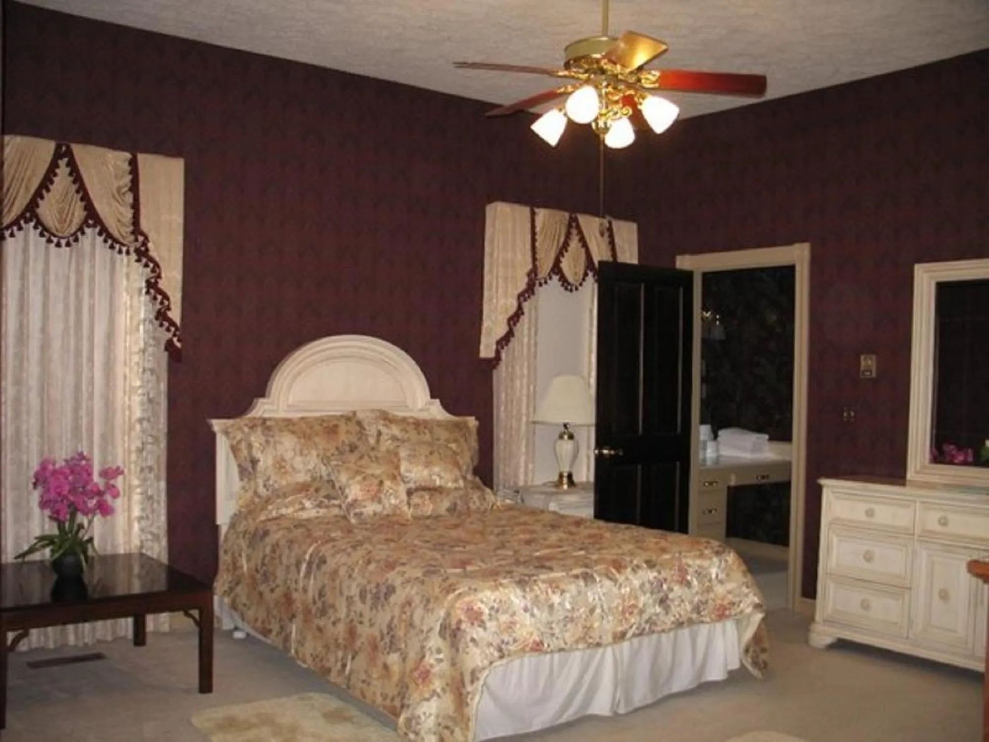 Bed in Spruce Hill Inn & Cottages