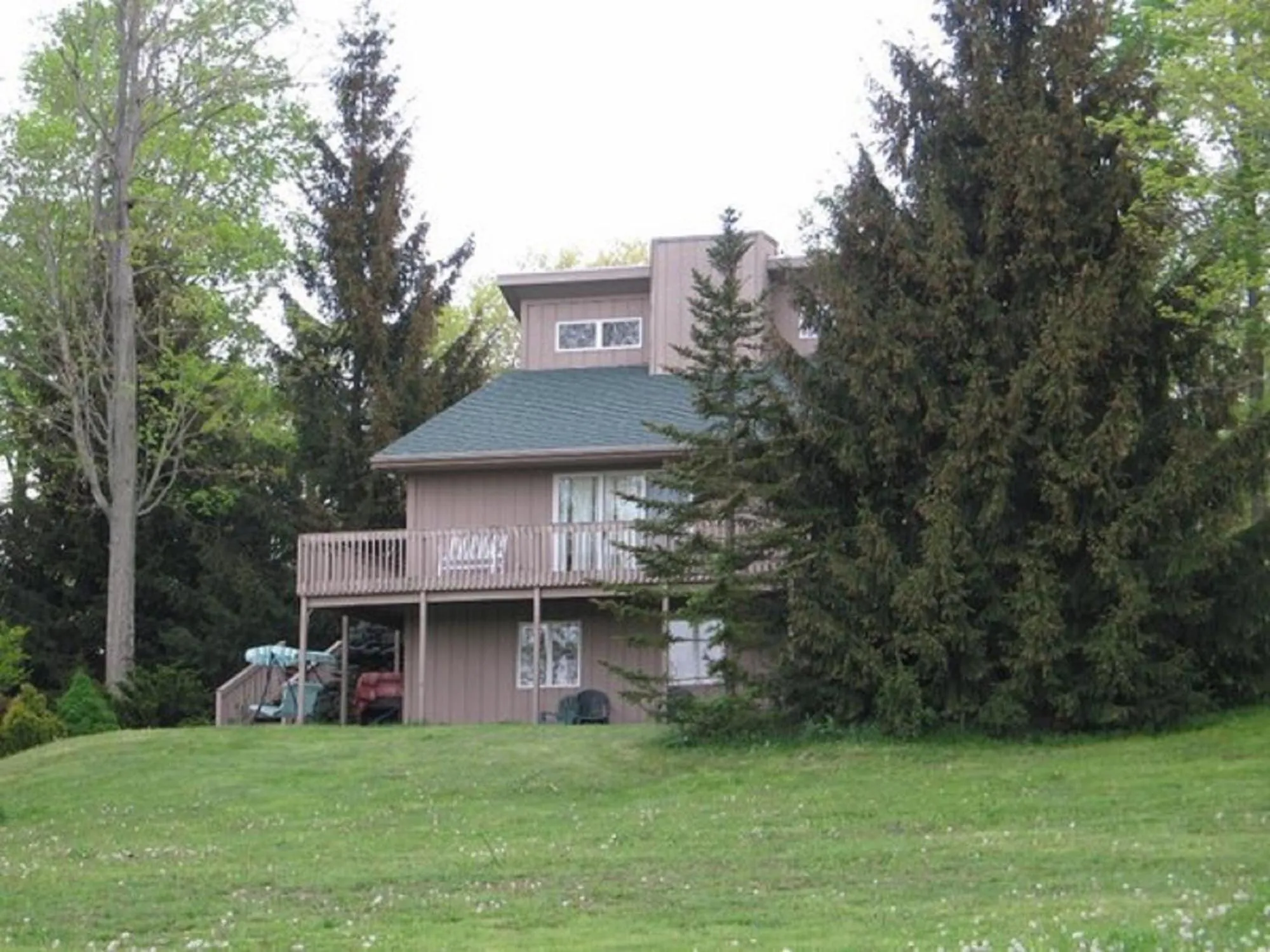 Spruce Hill Inn & Cottages