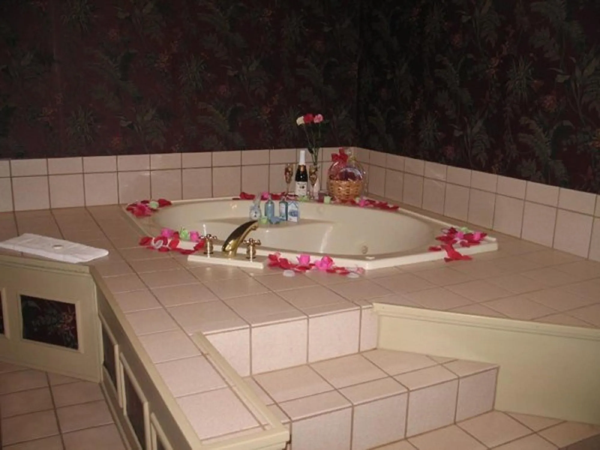 Spruce Hill Inn & Cottages