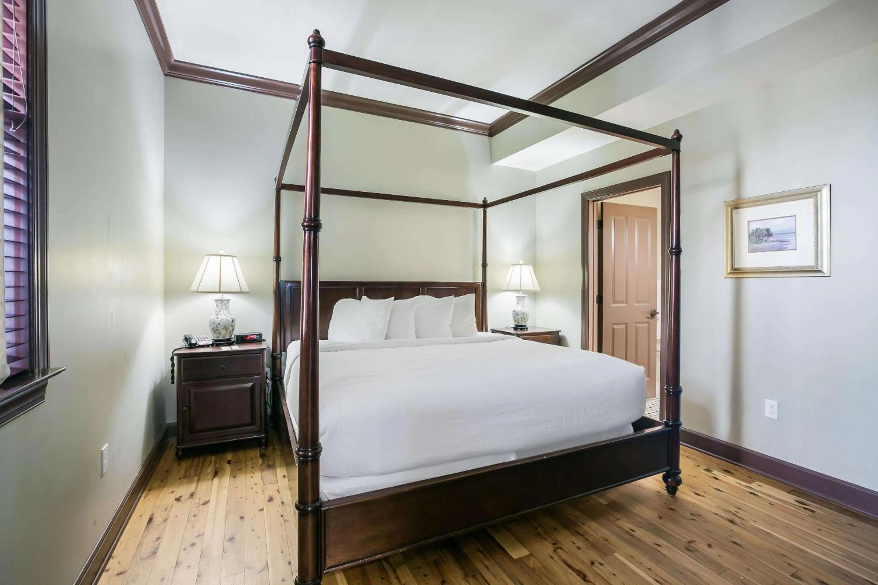 Photo of the whole room, Bed in Water Street Hotel & Marina, an Ascend Collection Hotel