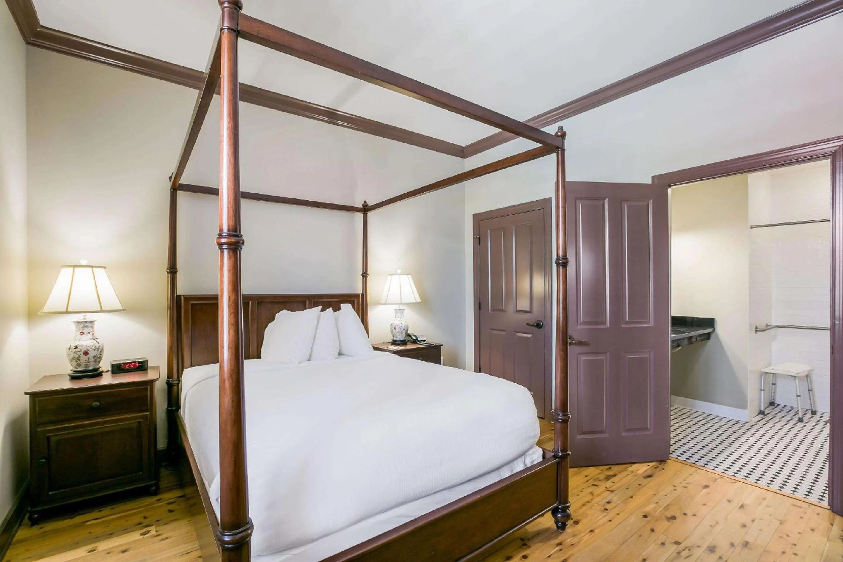 Photo of the whole room, Bed in Water Street Hotel & Marina, an Ascend Collection Hotel