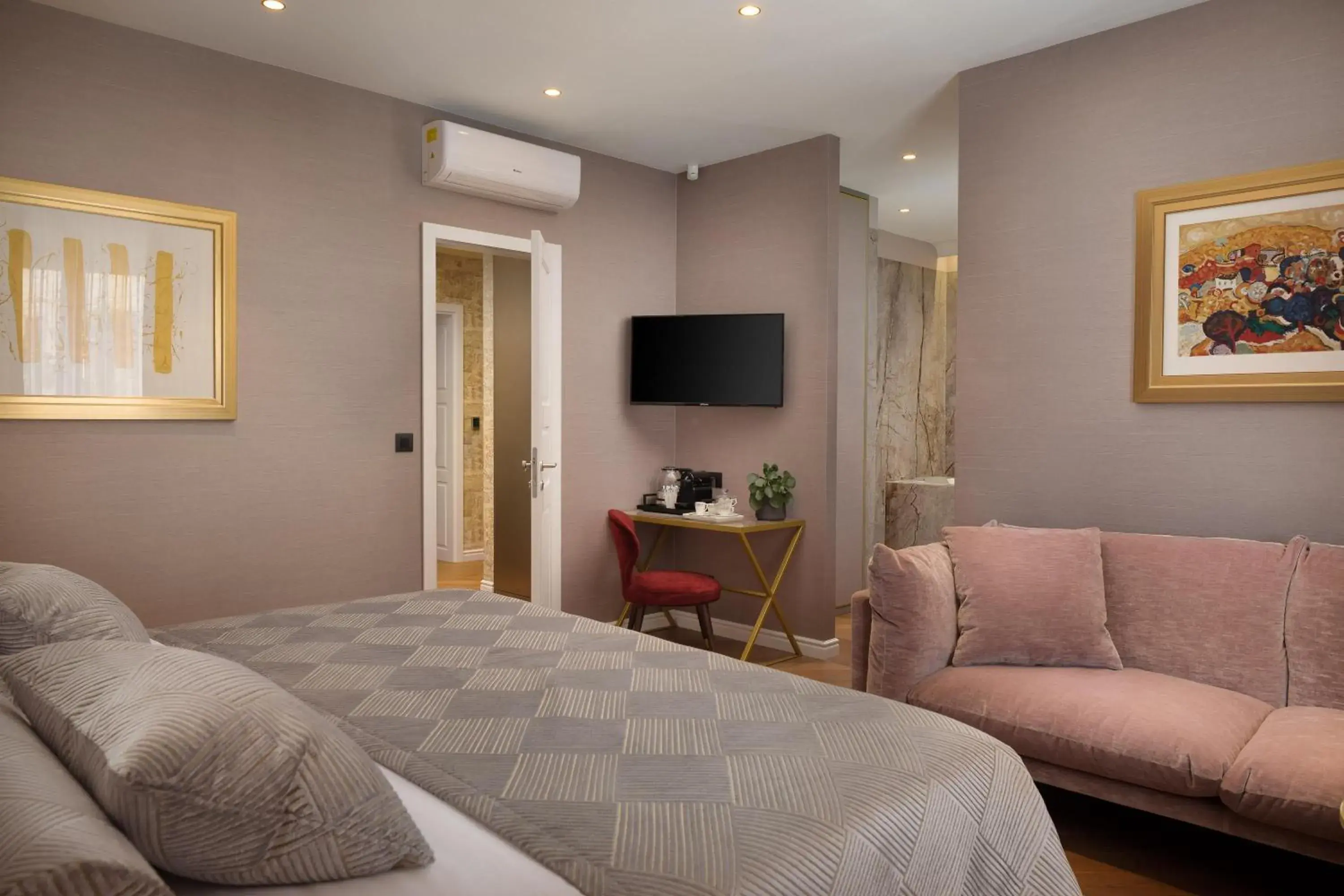 Photo of the whole room in Five Elements Luxury Rooms Photo of the whole room in Five Elements Luxury Rooms