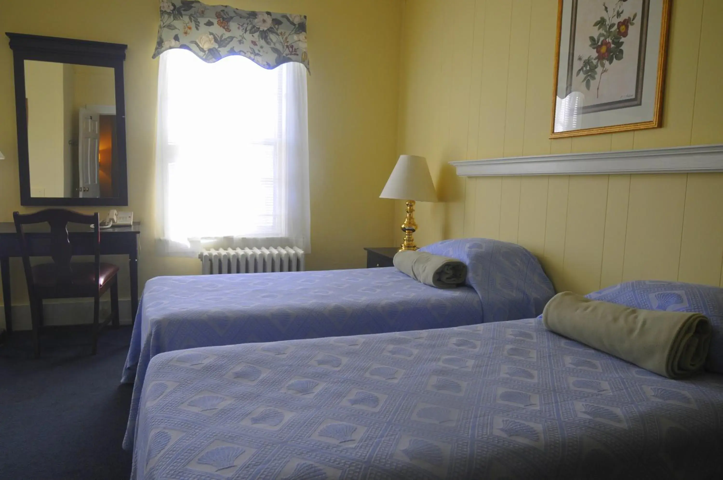 Queen Room with Twin Bed in Hotel Coolidge Queen Room with Twin Bed in Hotel Coolidge