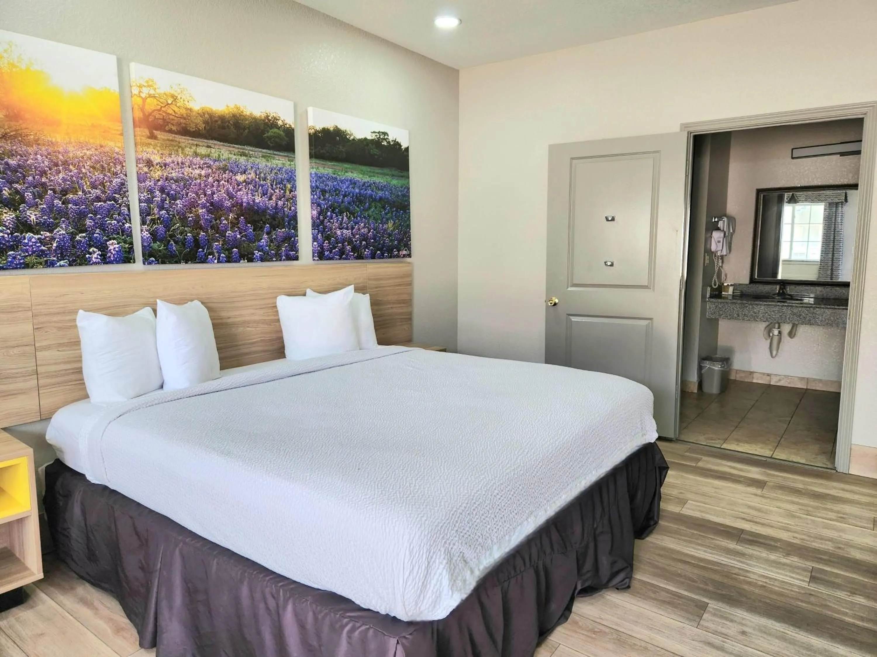 Photo of the whole room, Bed in Days Inn by Wyndham Kenedy Karnes City