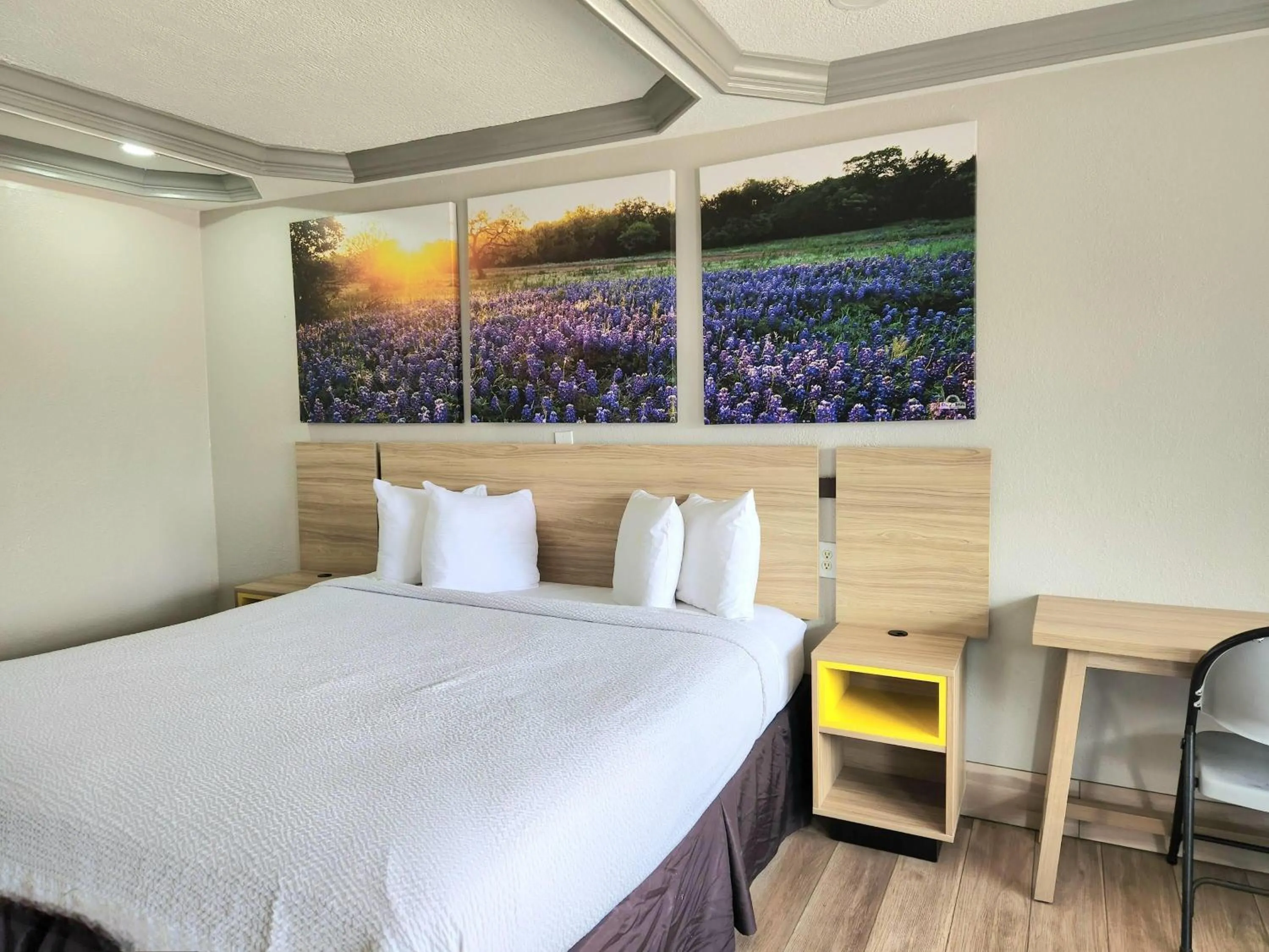 Photo of the whole room, Bed in Days Inn by Wyndham Kenedy Karnes City