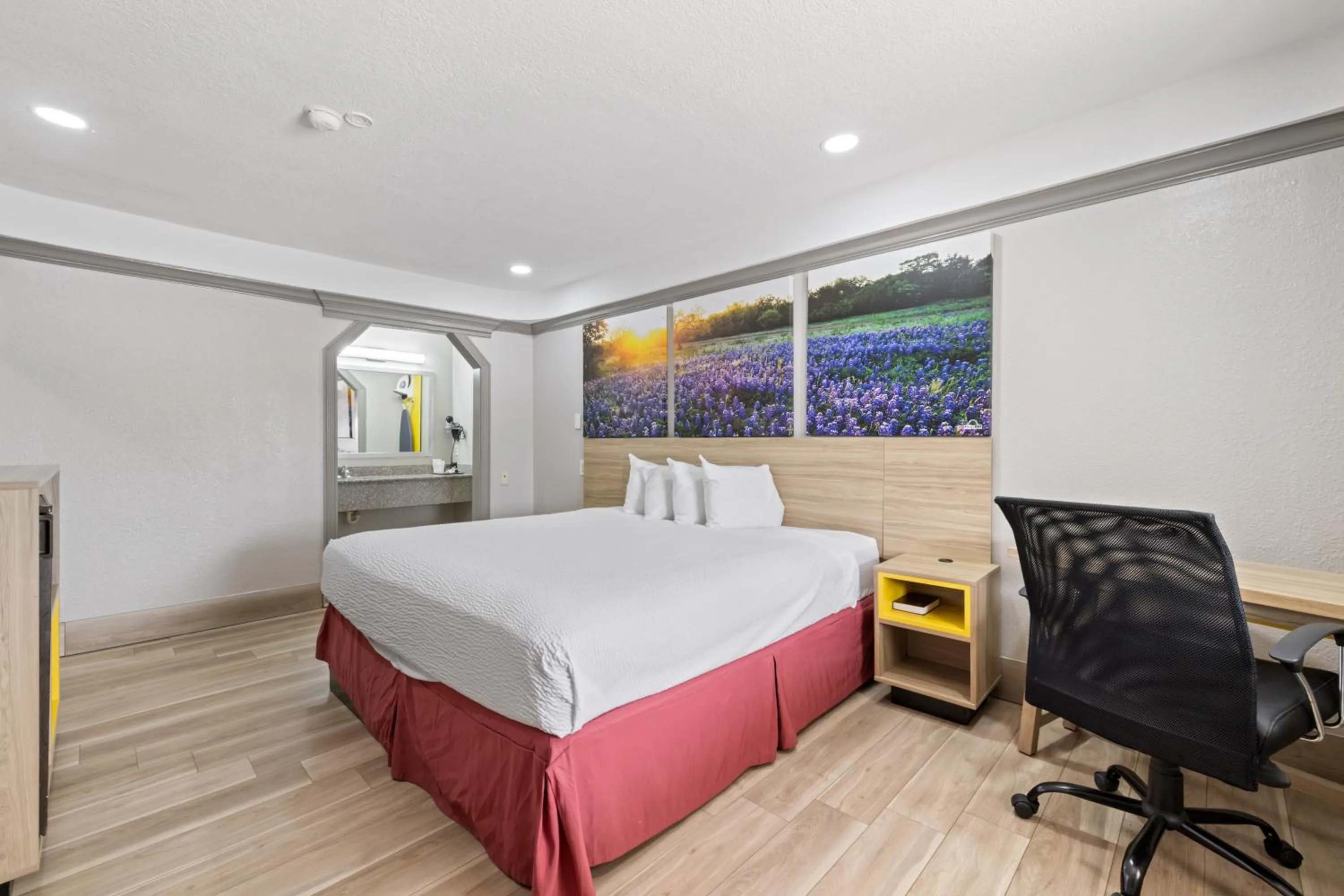 Photo of the whole room, Bed in Days Inn by Wyndham Kenedy Karnes City