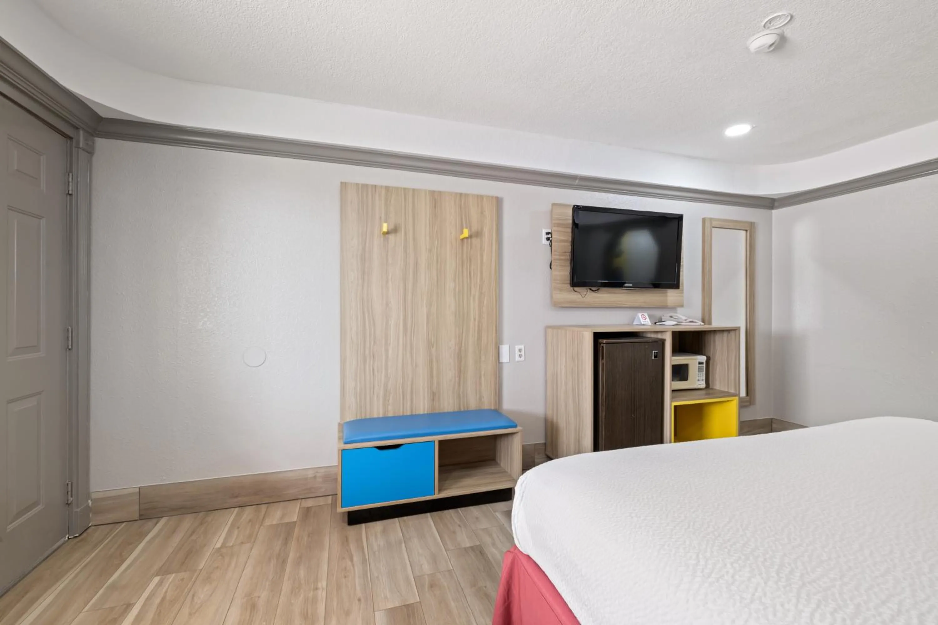 Communal lounge/ TV room, Bed in Days Inn by Wyndham Kenedy Karnes City