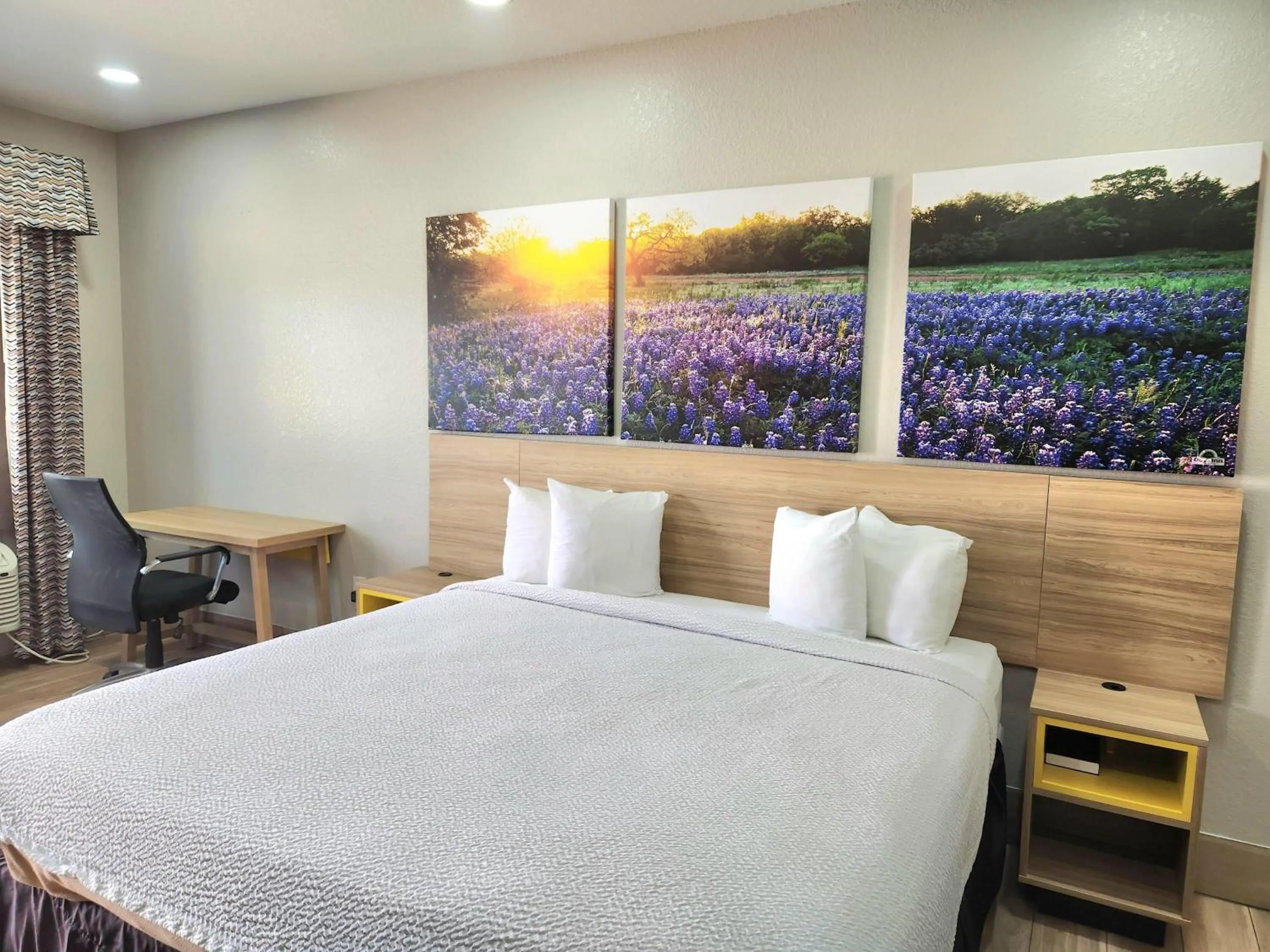 Photo of the whole room, Bed in Days Inn by Wyndham Kenedy Karnes City