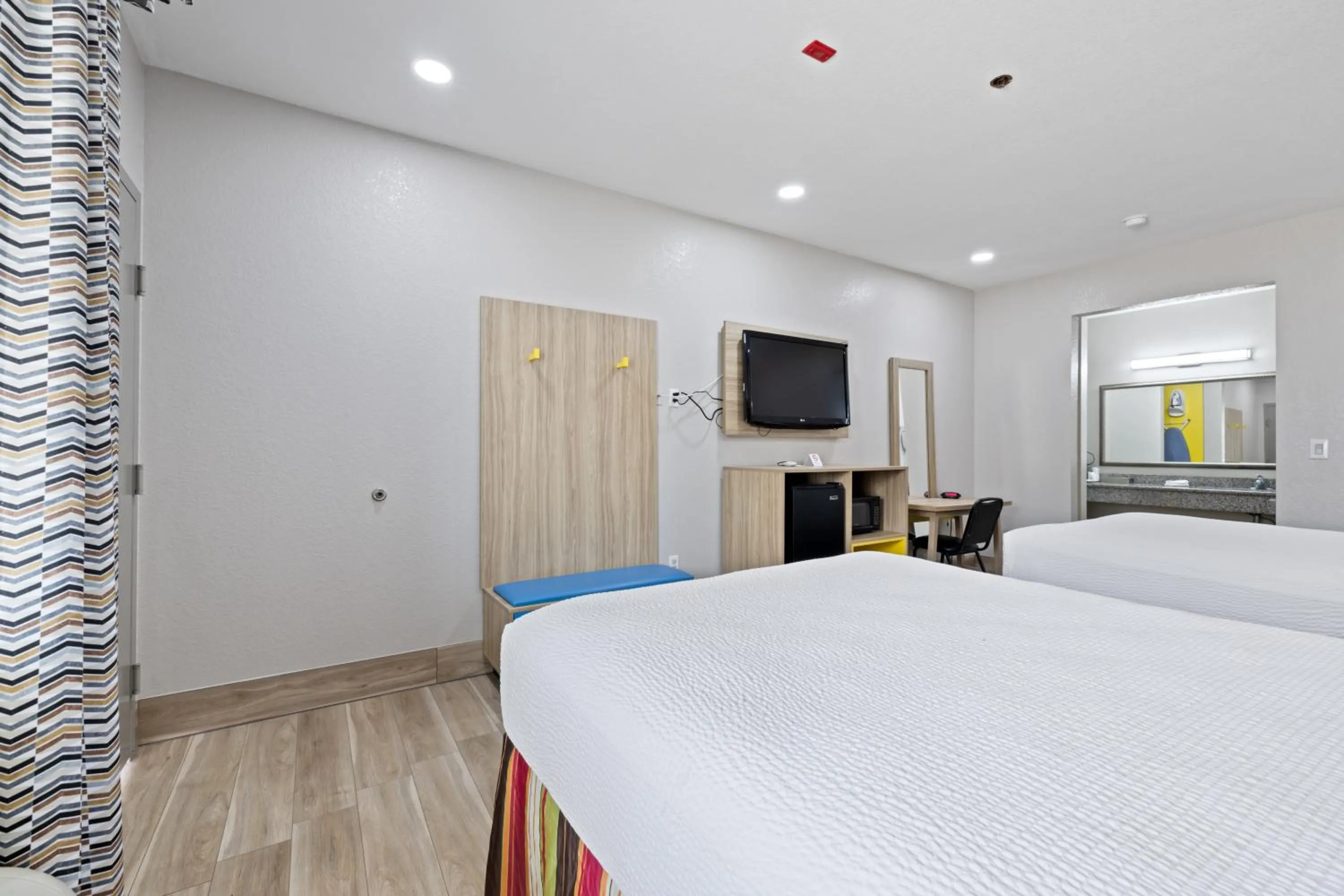 Photo of the whole room, Bed in Days Inn by Wyndham Kenedy Karnes City