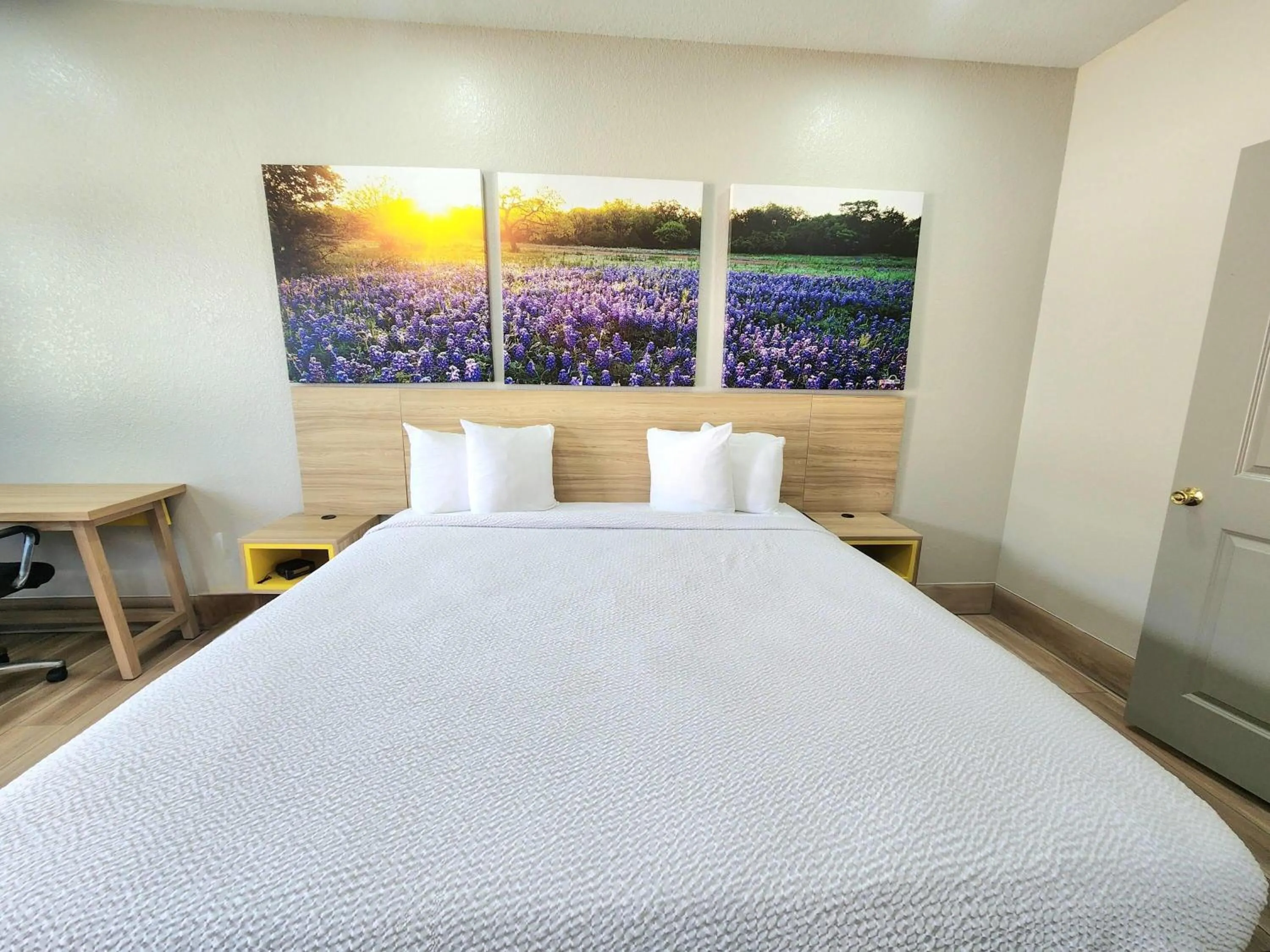 Photo of the whole room, Bed in Days Inn by Wyndham Kenedy Karnes City