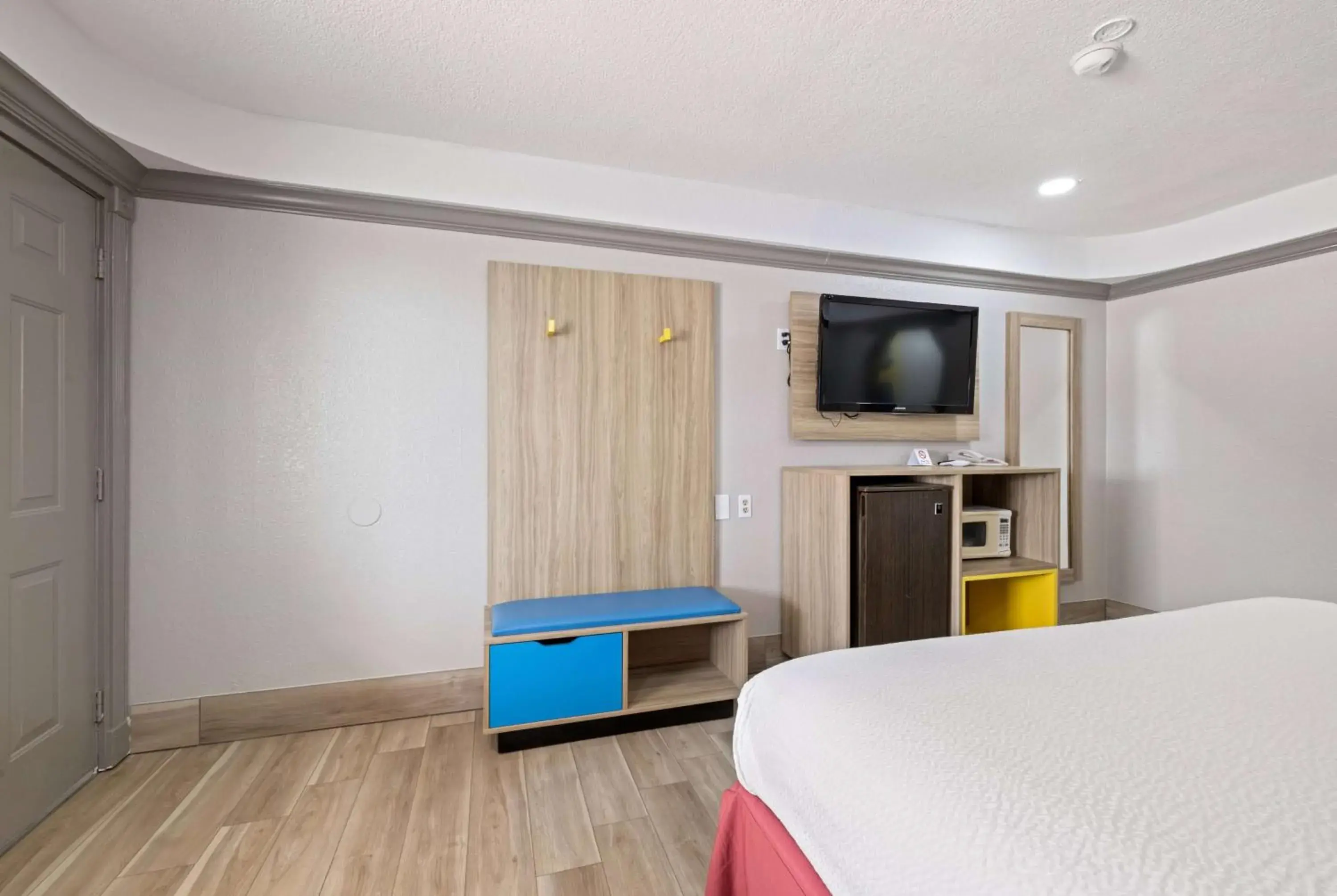 Photo of the whole room, Bed in Days Inn by Wyndham Kenedy Karnes City Photo of the whole room, Bed in Days Inn by Wyndham Kenedy Karnes City