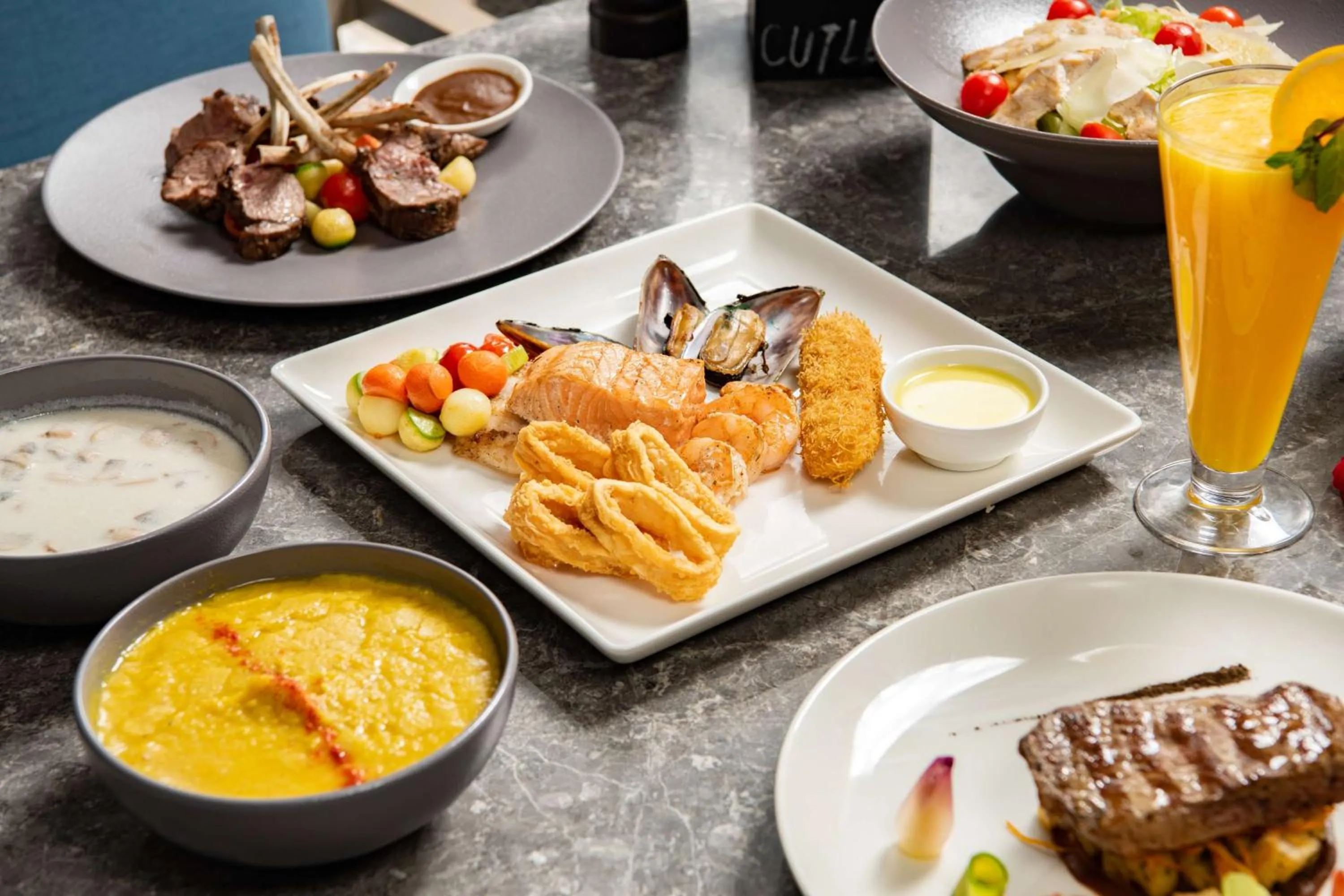 Restaurant/places to eat in Park Inn by Radisson Makkah Aziziyah