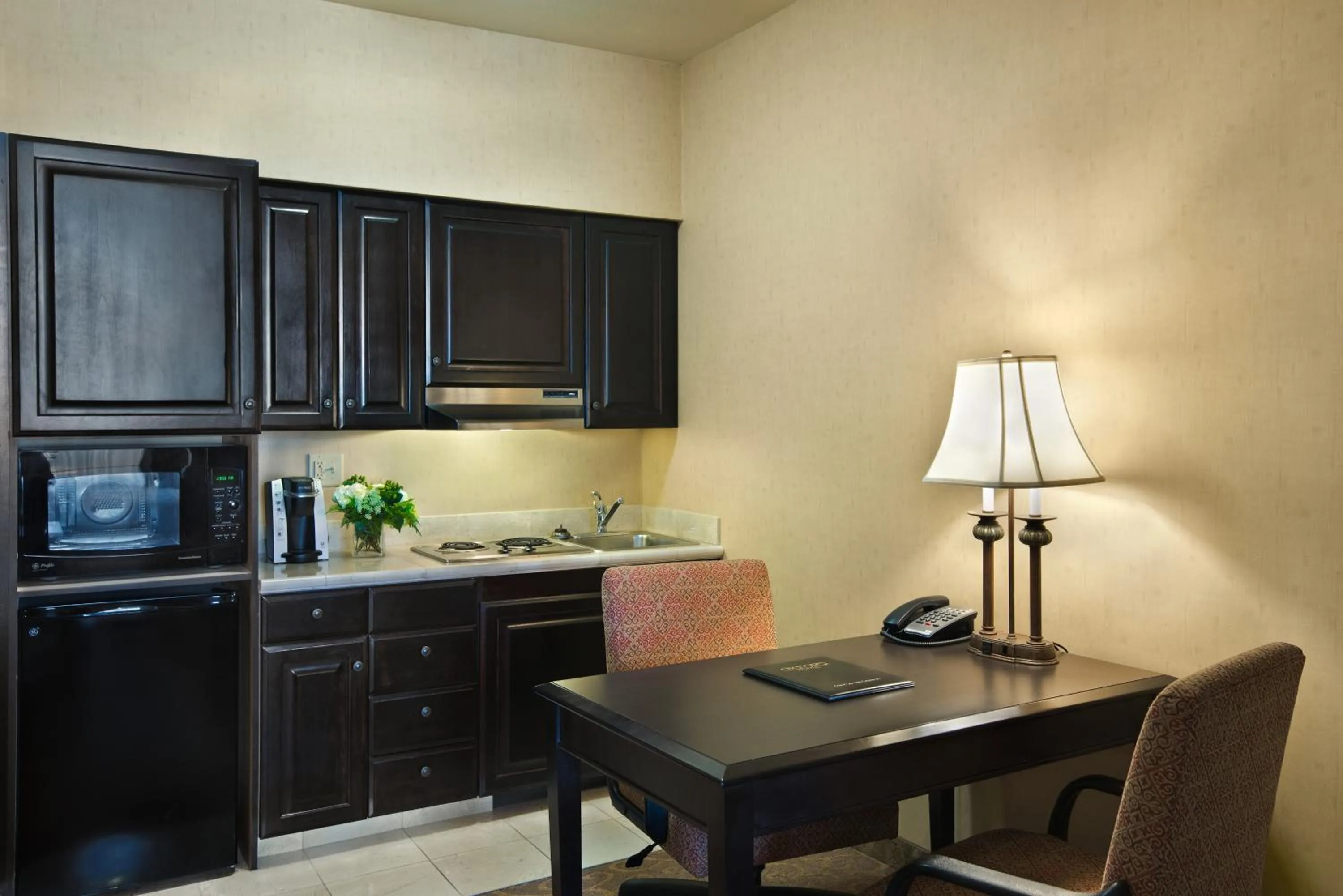 Kitchen or kitchenette in Oxford Suites Boise