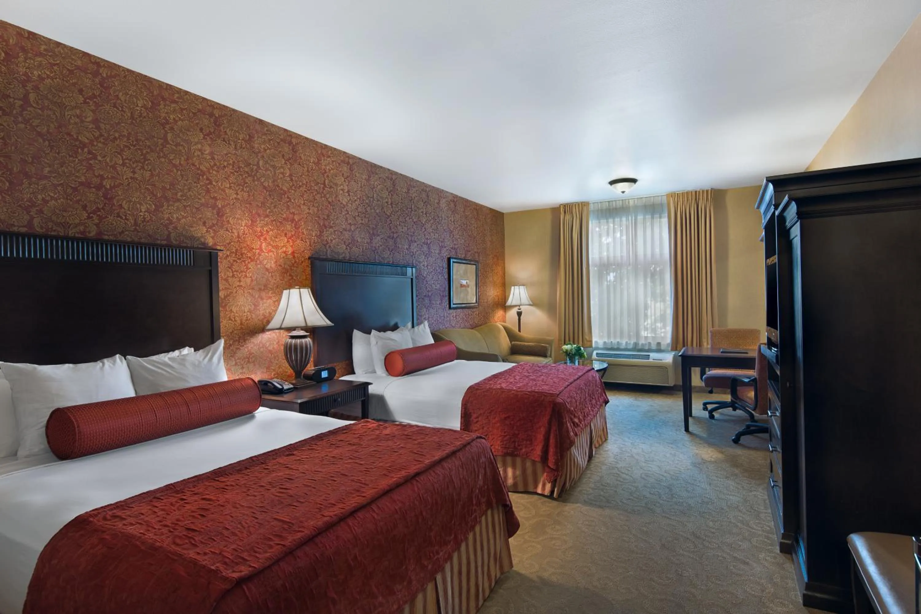 Photo of the whole room, Bed in Oxford Suites Boise