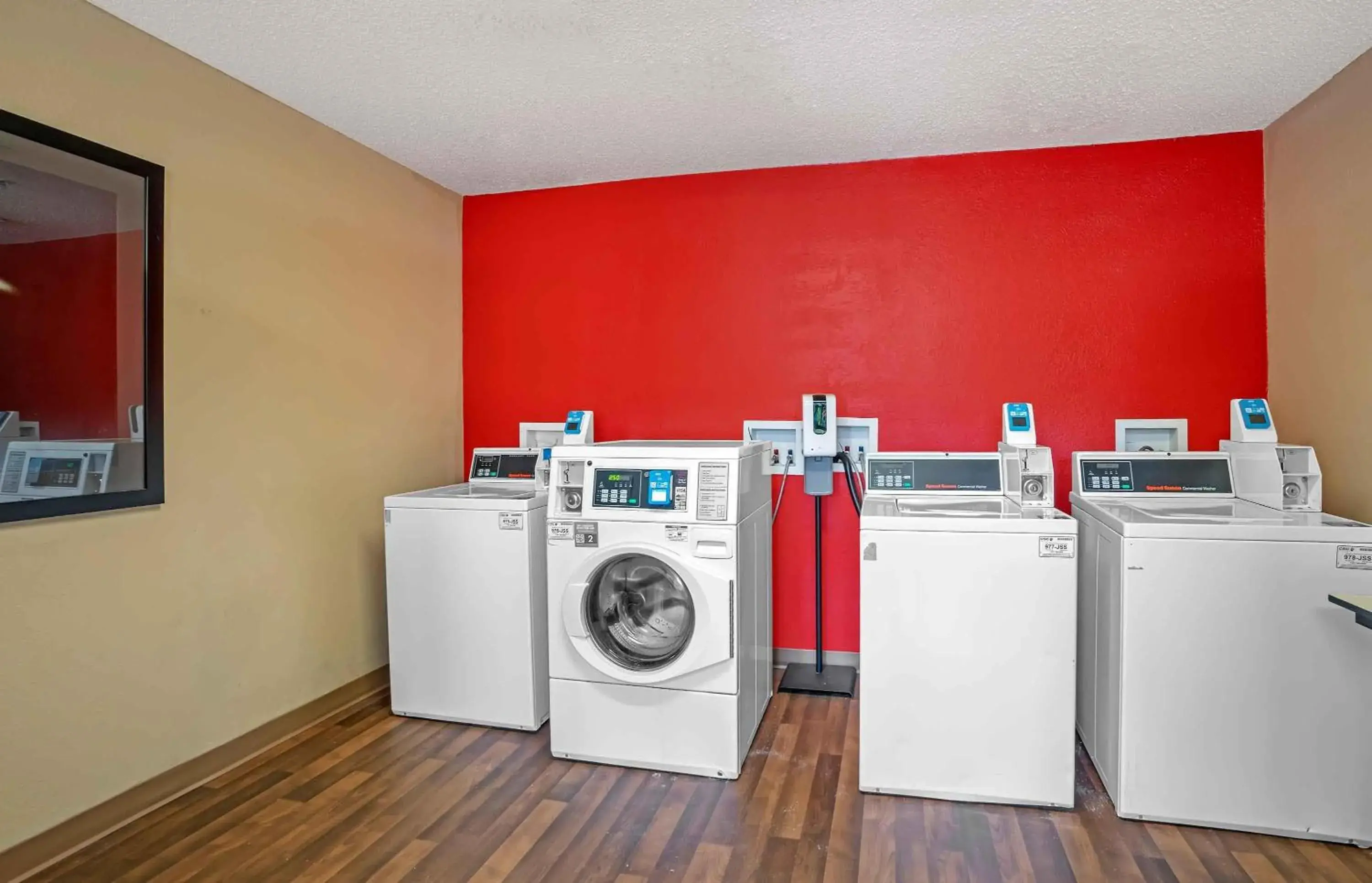 Property building in Extended Stay America Suites - Chesapeake - Crossways Blvd Property building in Extended Stay America Suites - Chesapeake - Crossways Blvd