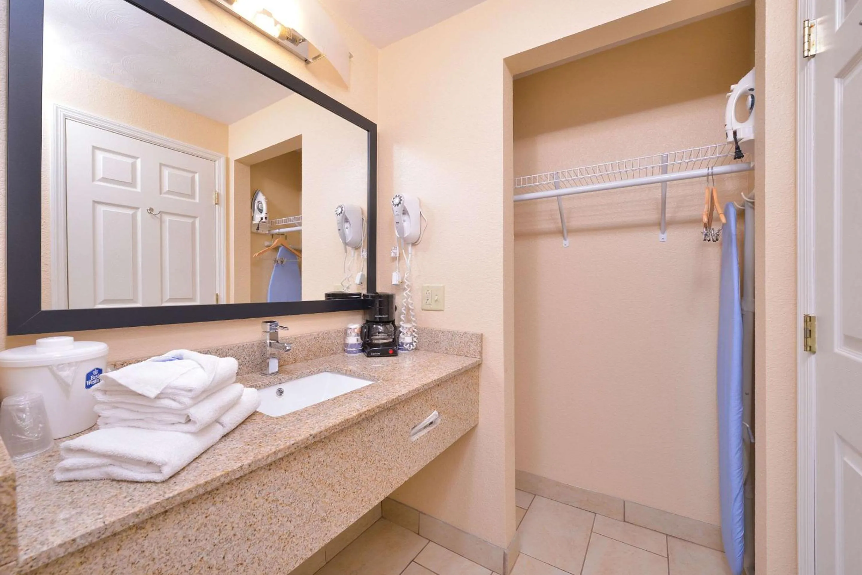 Bedroom in Best Western Williamsport Inn