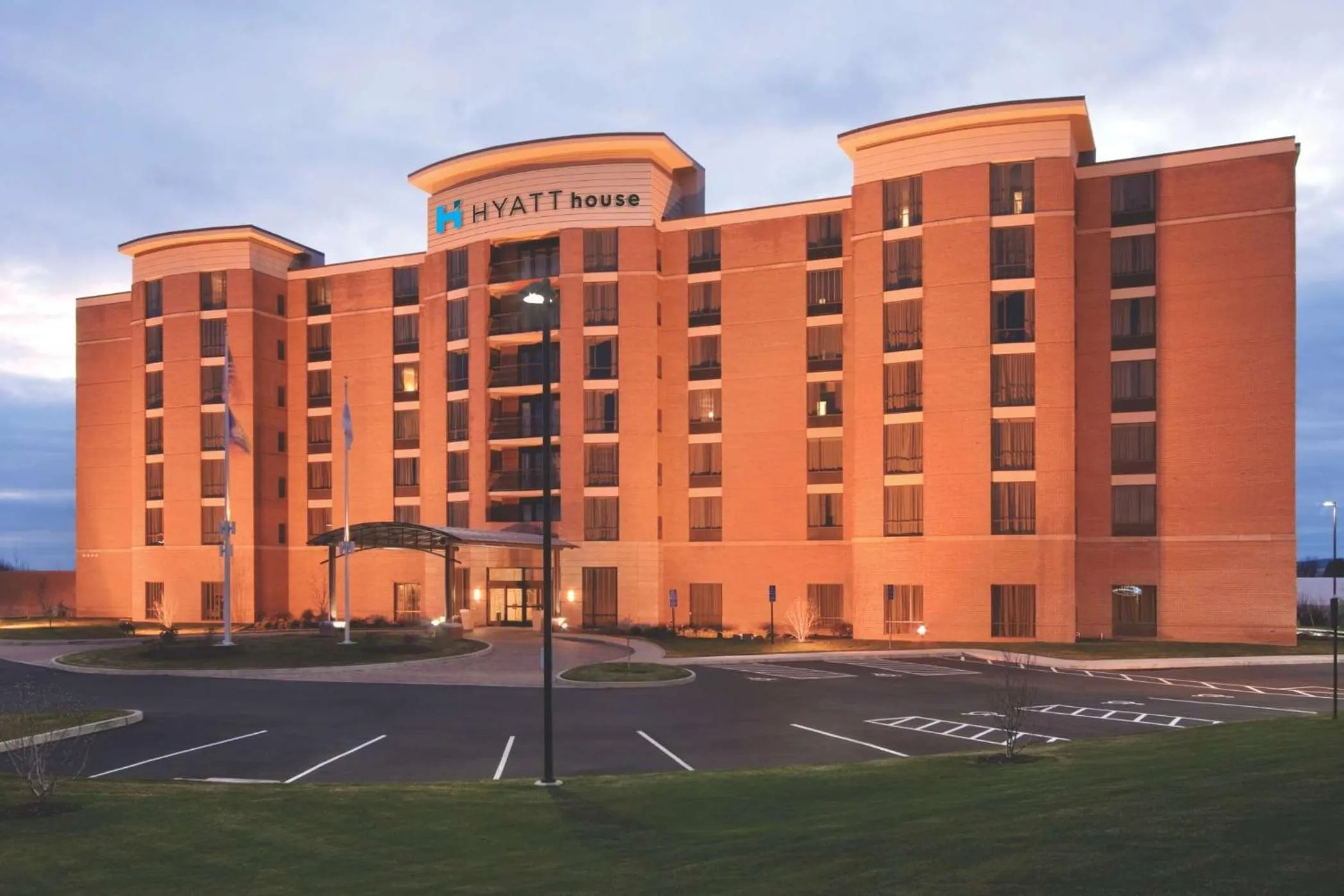 Property building in Hyatt House Hartford North/Windsor